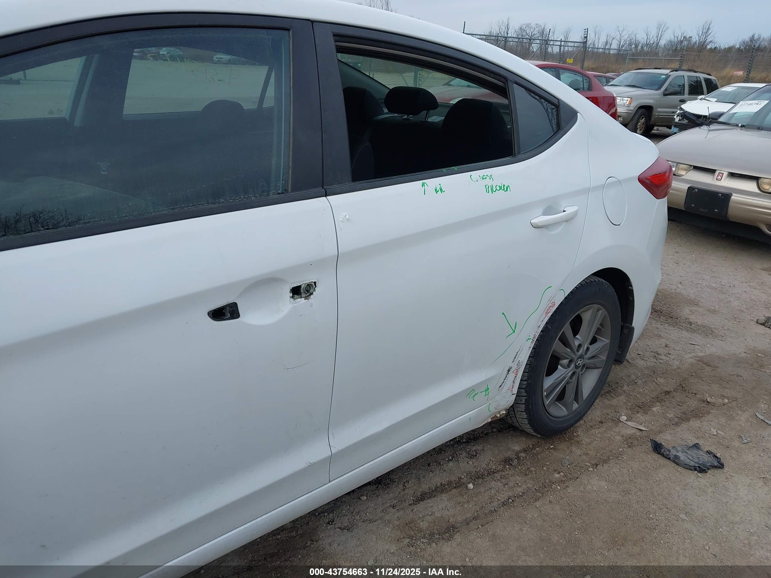 HYUNDAI ELANTRA image 6