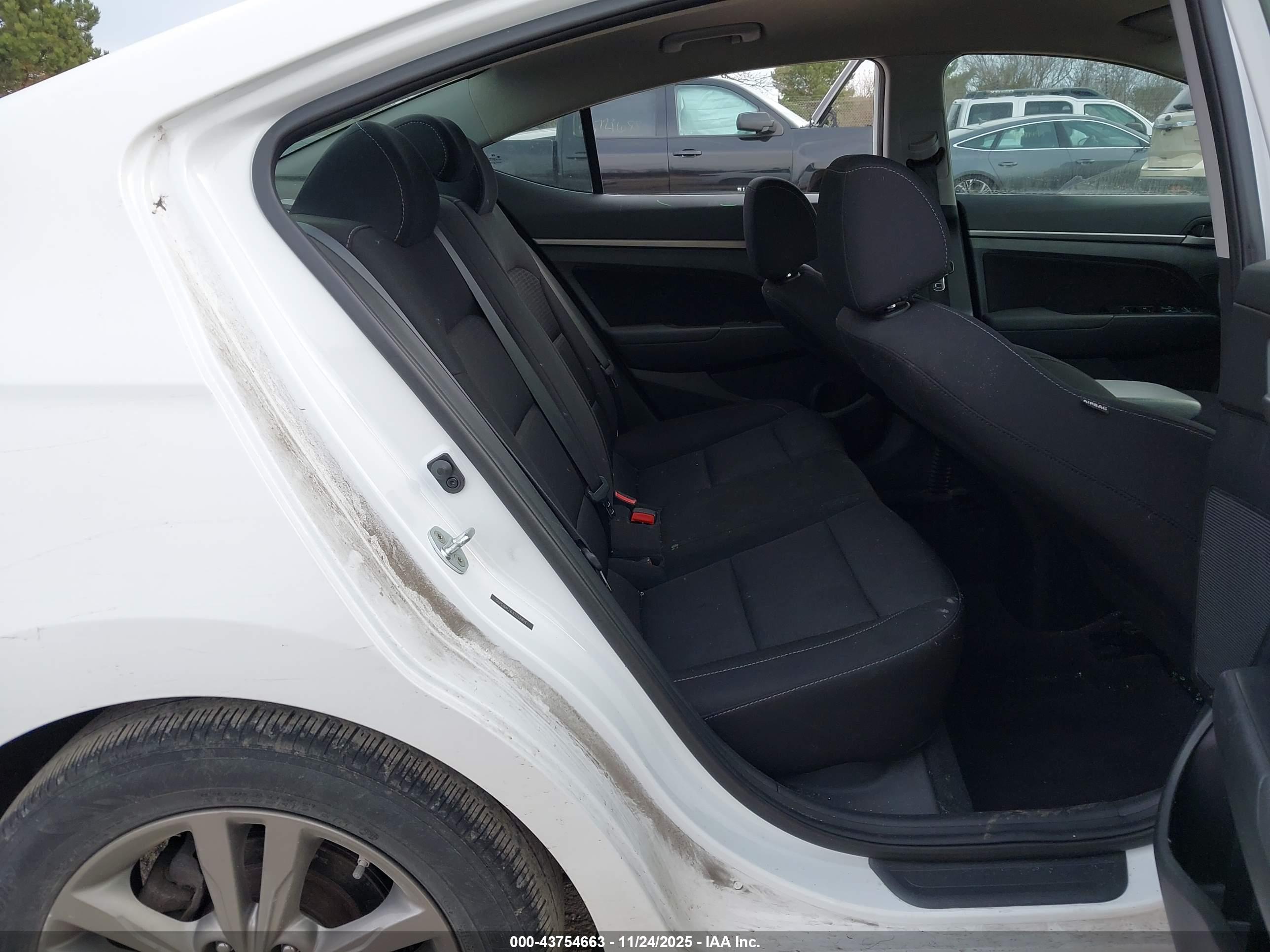 HYUNDAI ELANTRA image 8