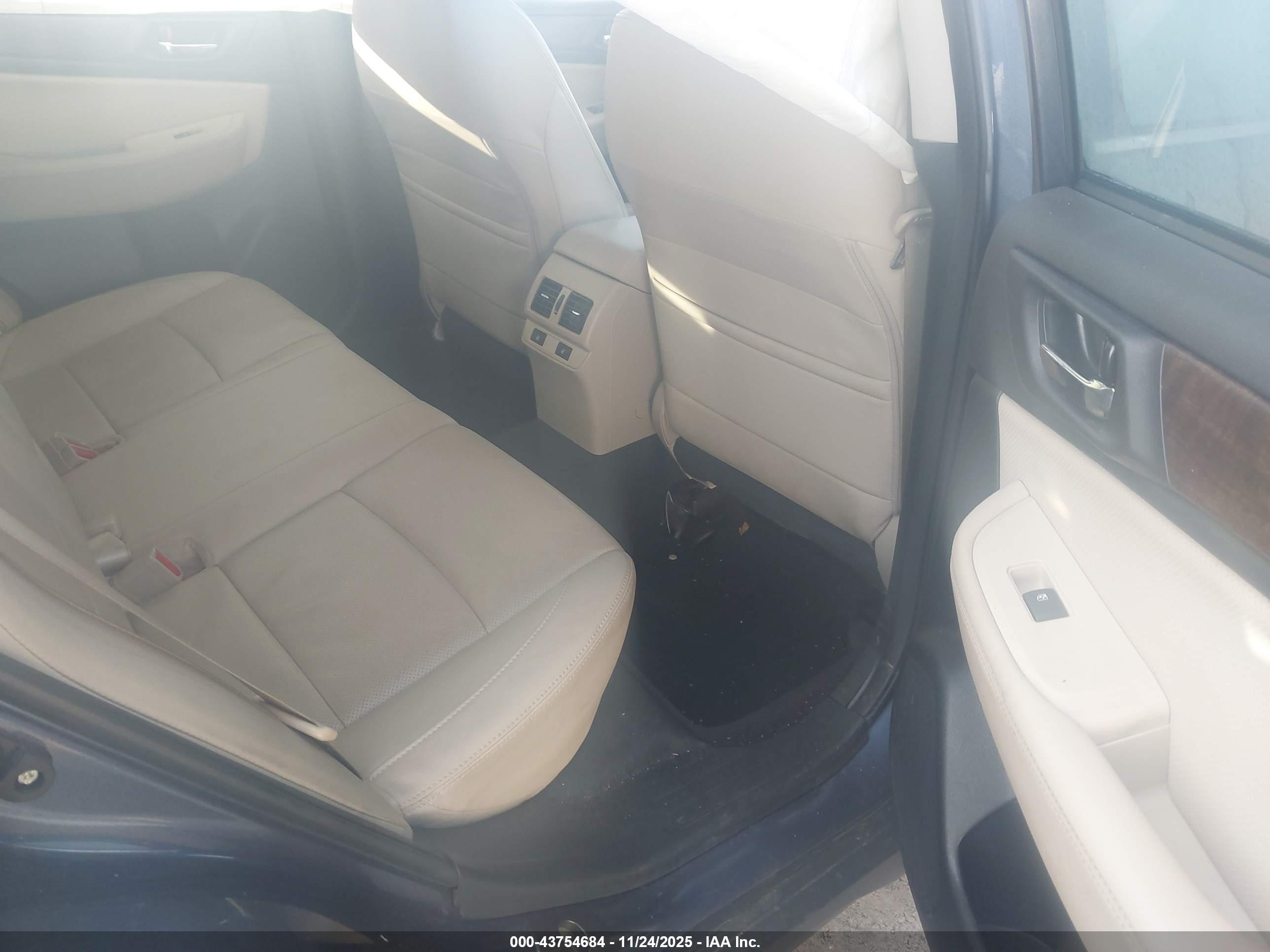 SUBARU OUTBACK image 8