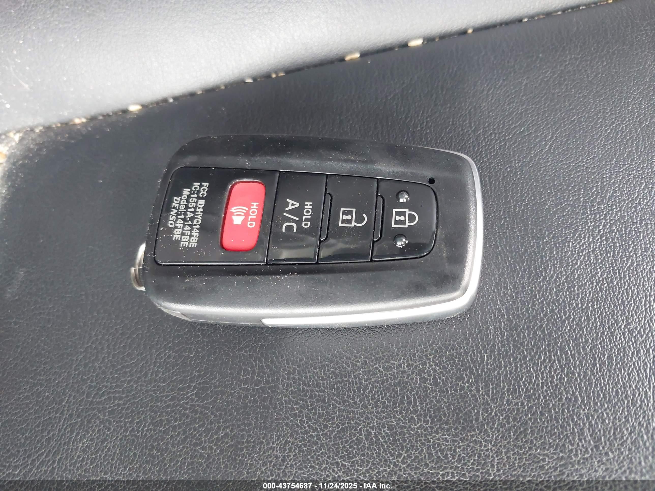 TOYOTA PRIUS image 11