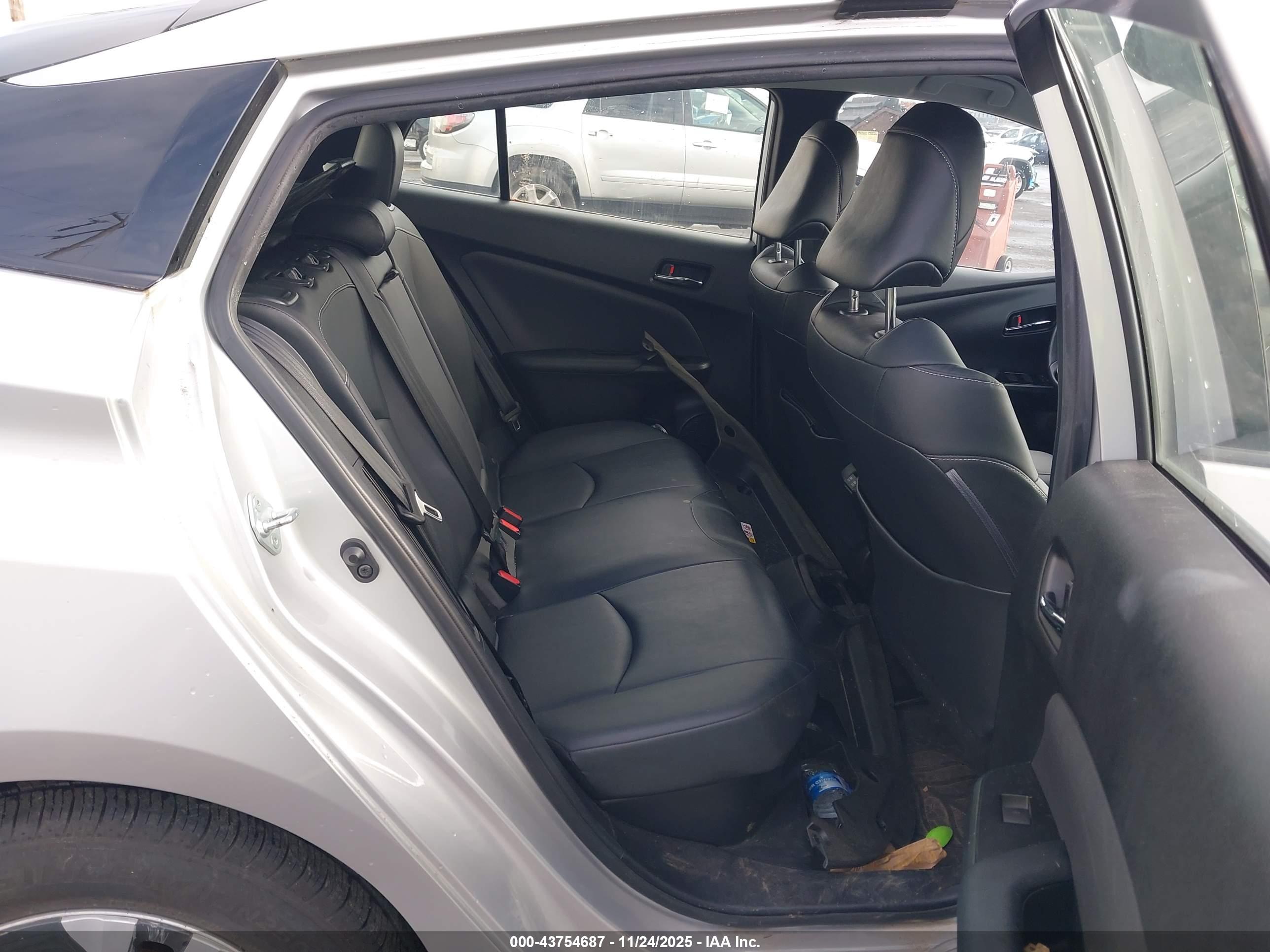 TOYOTA PRIUS image 8