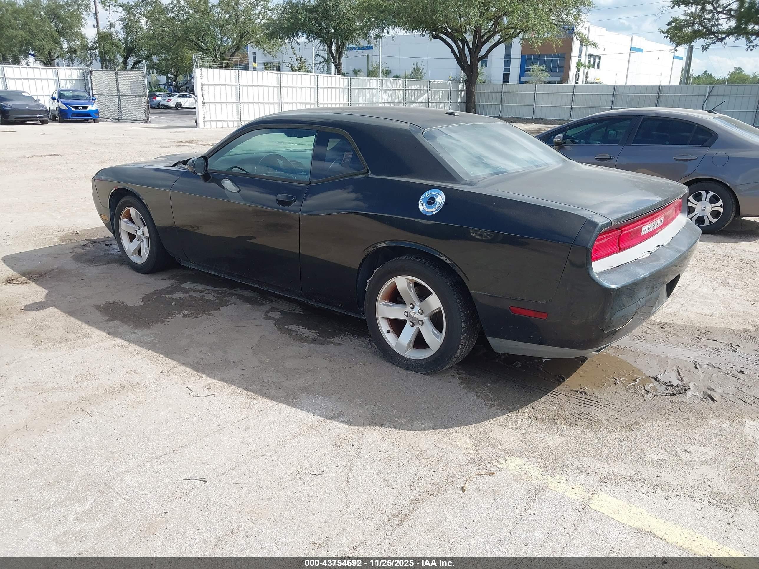 DODGE CHALLENGER image 3