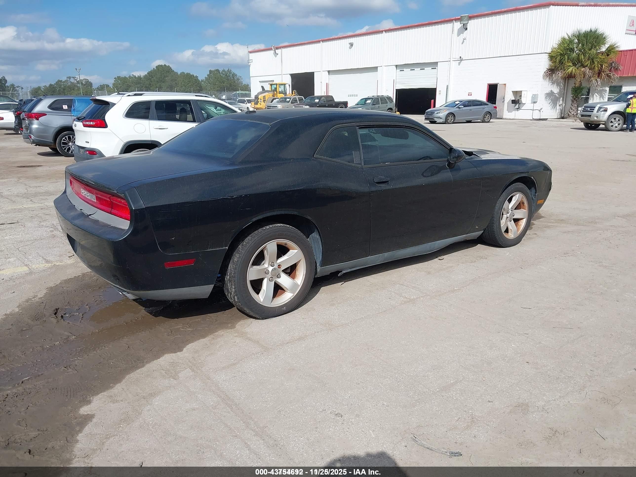 DODGE CHALLENGER image 4