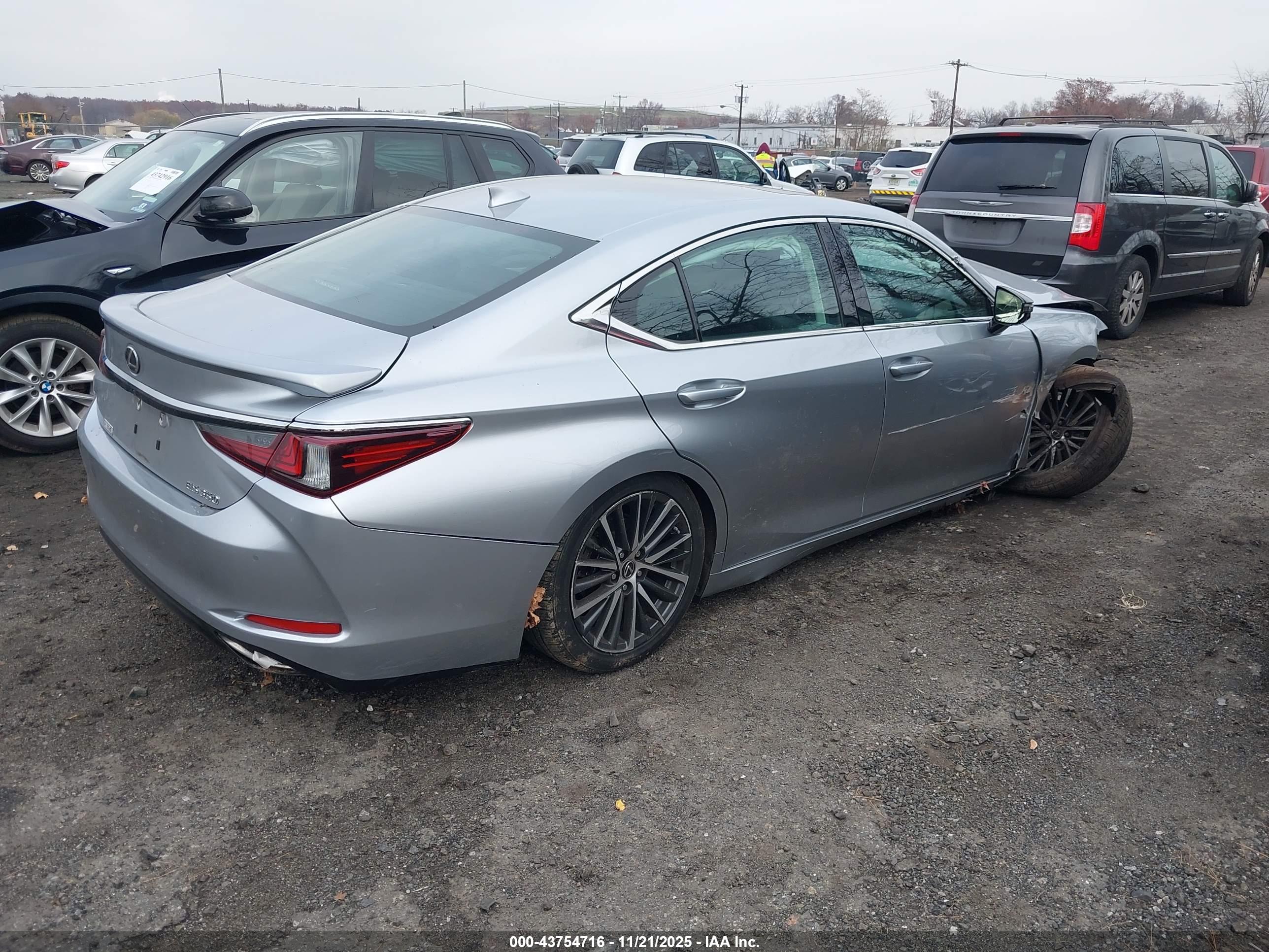 LEXUS ES image 4