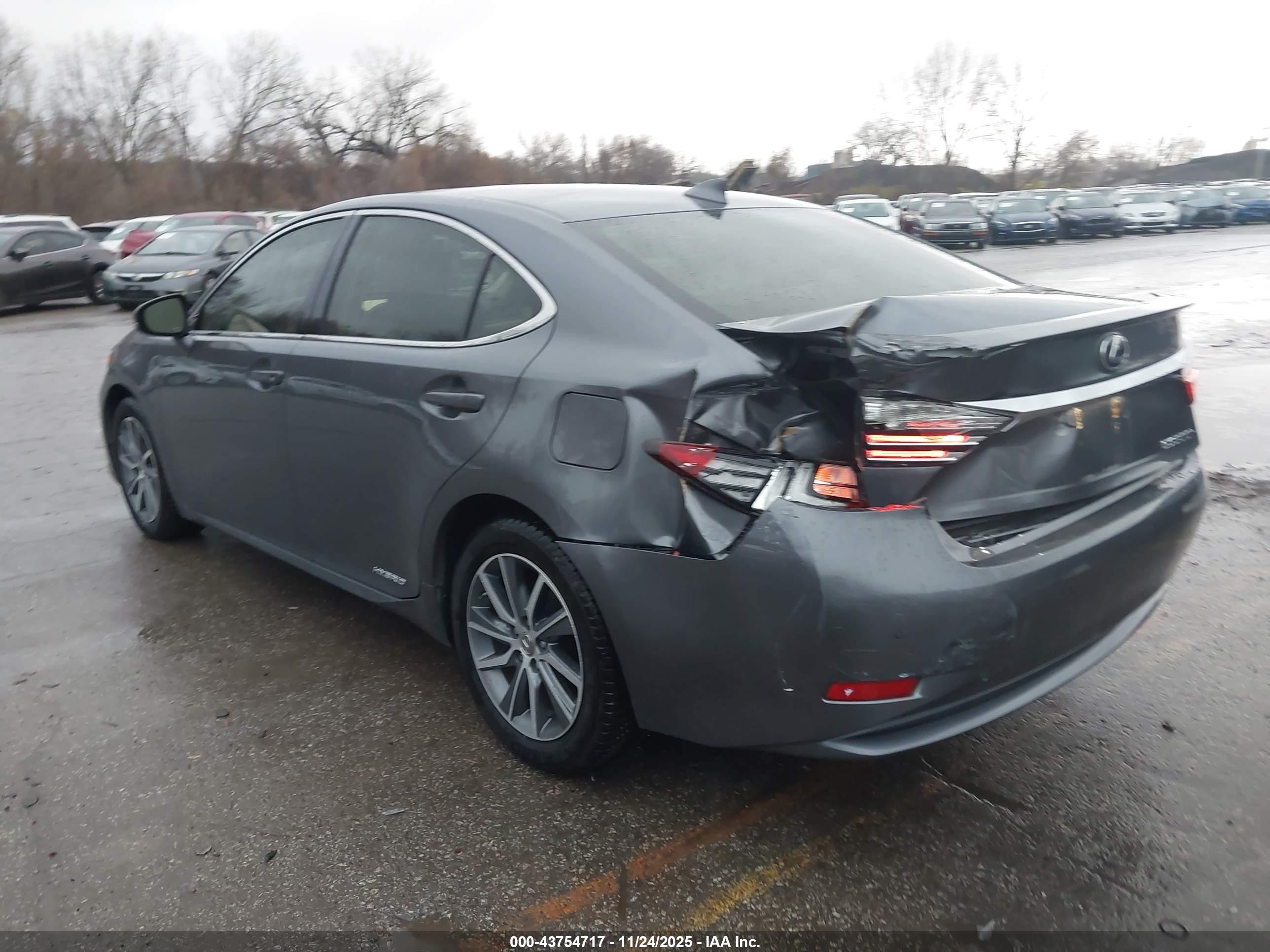 LEXUS ES image 3