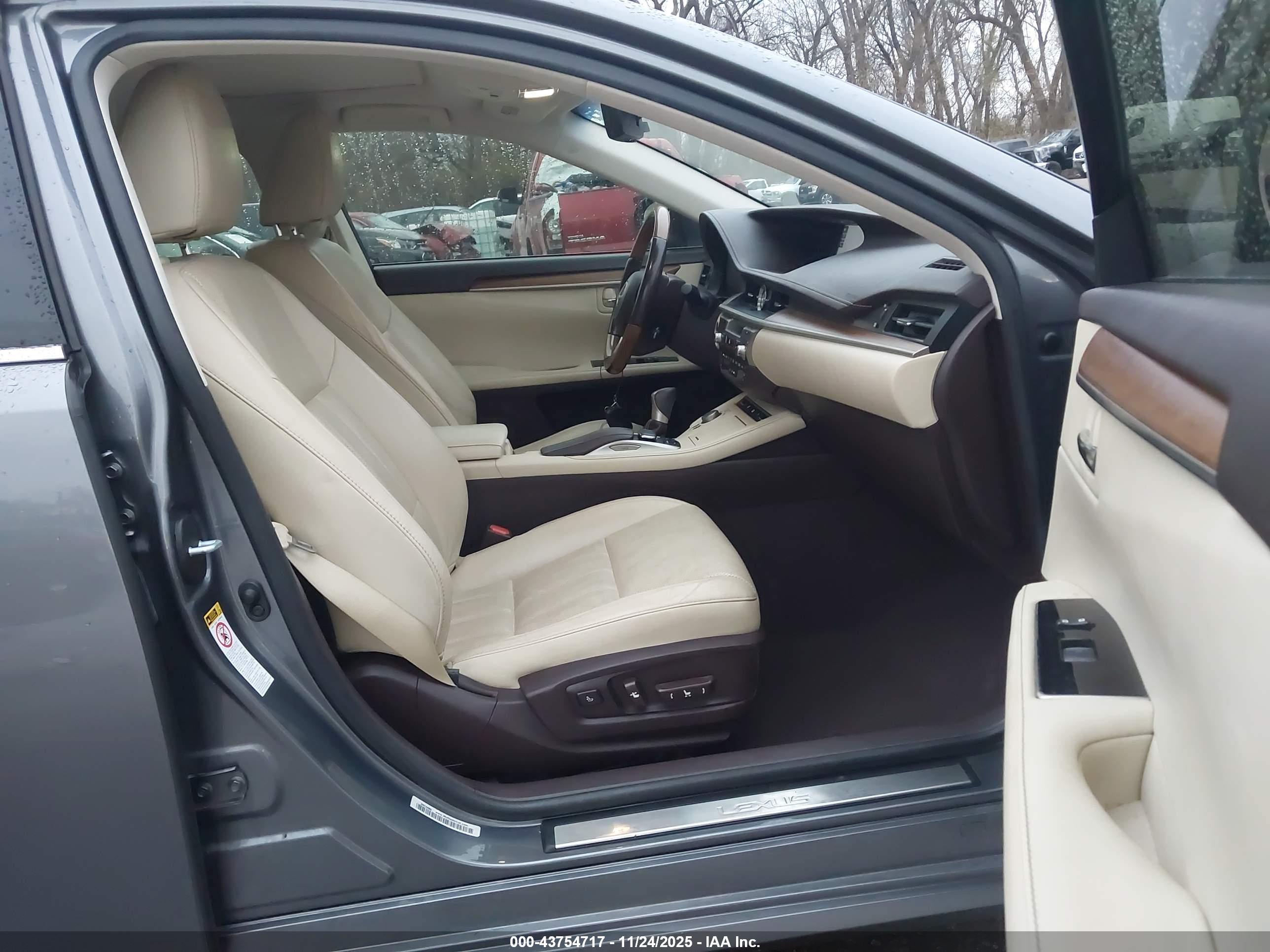 LEXUS ES image 5