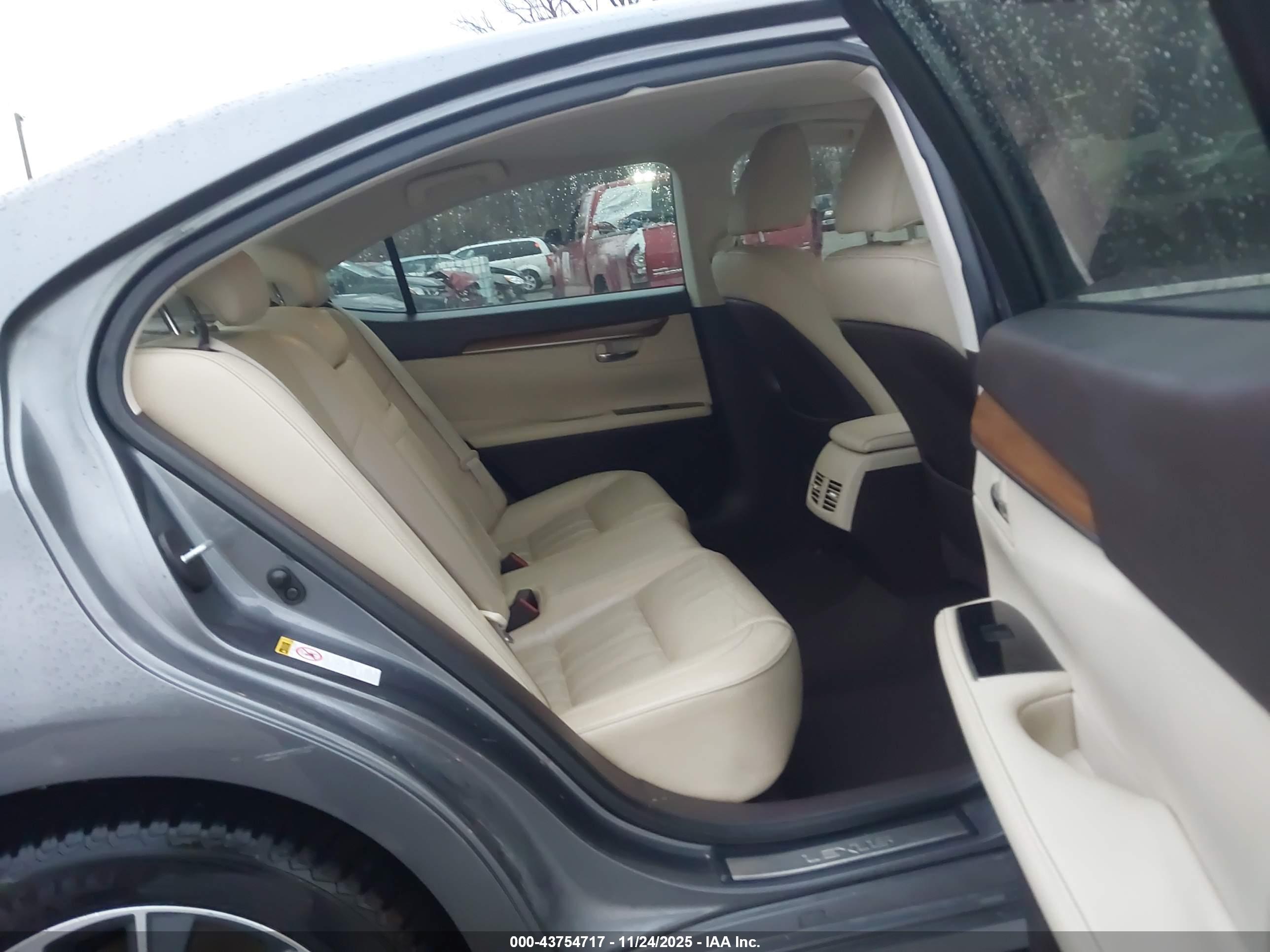 LEXUS ES image 8