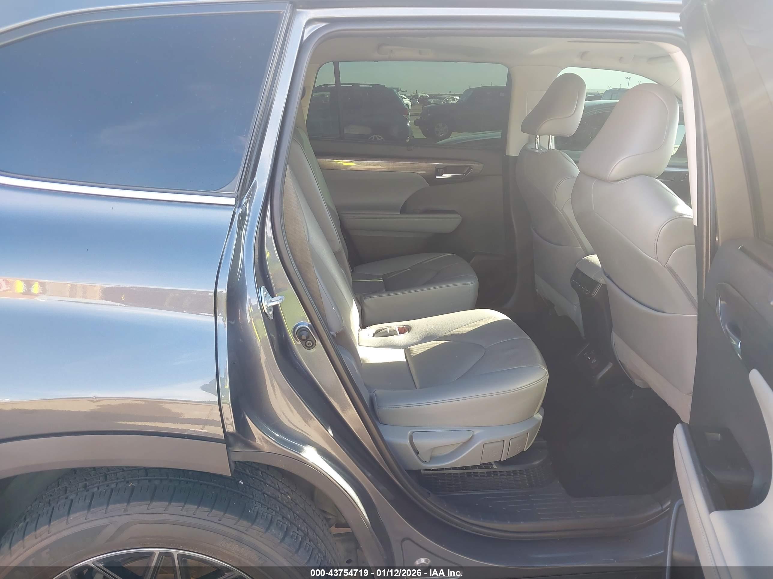 TOYOTA HIGHLANDER image 8