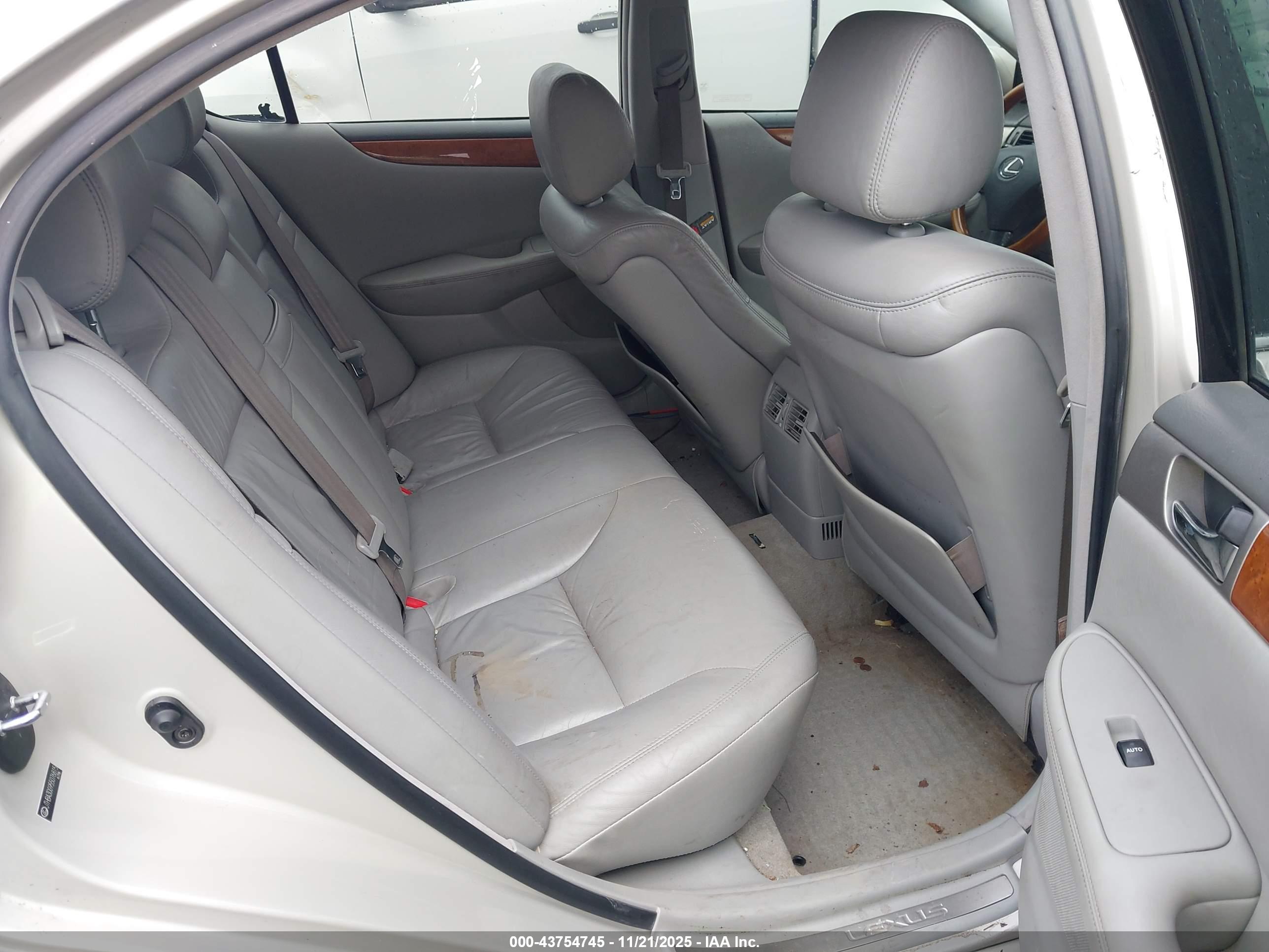 LEXUS ES image 8