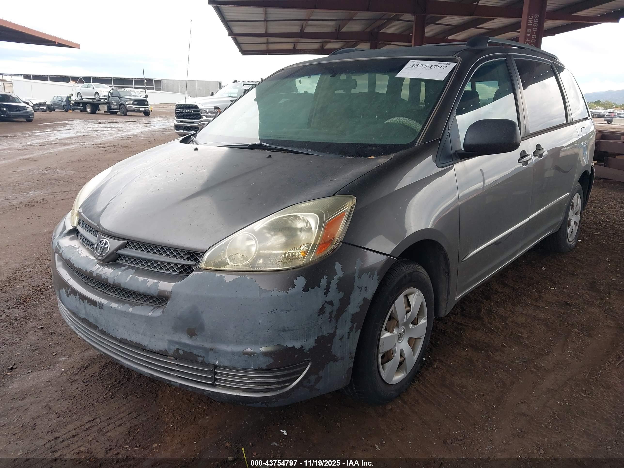 TOYOTA SIENNA image 2