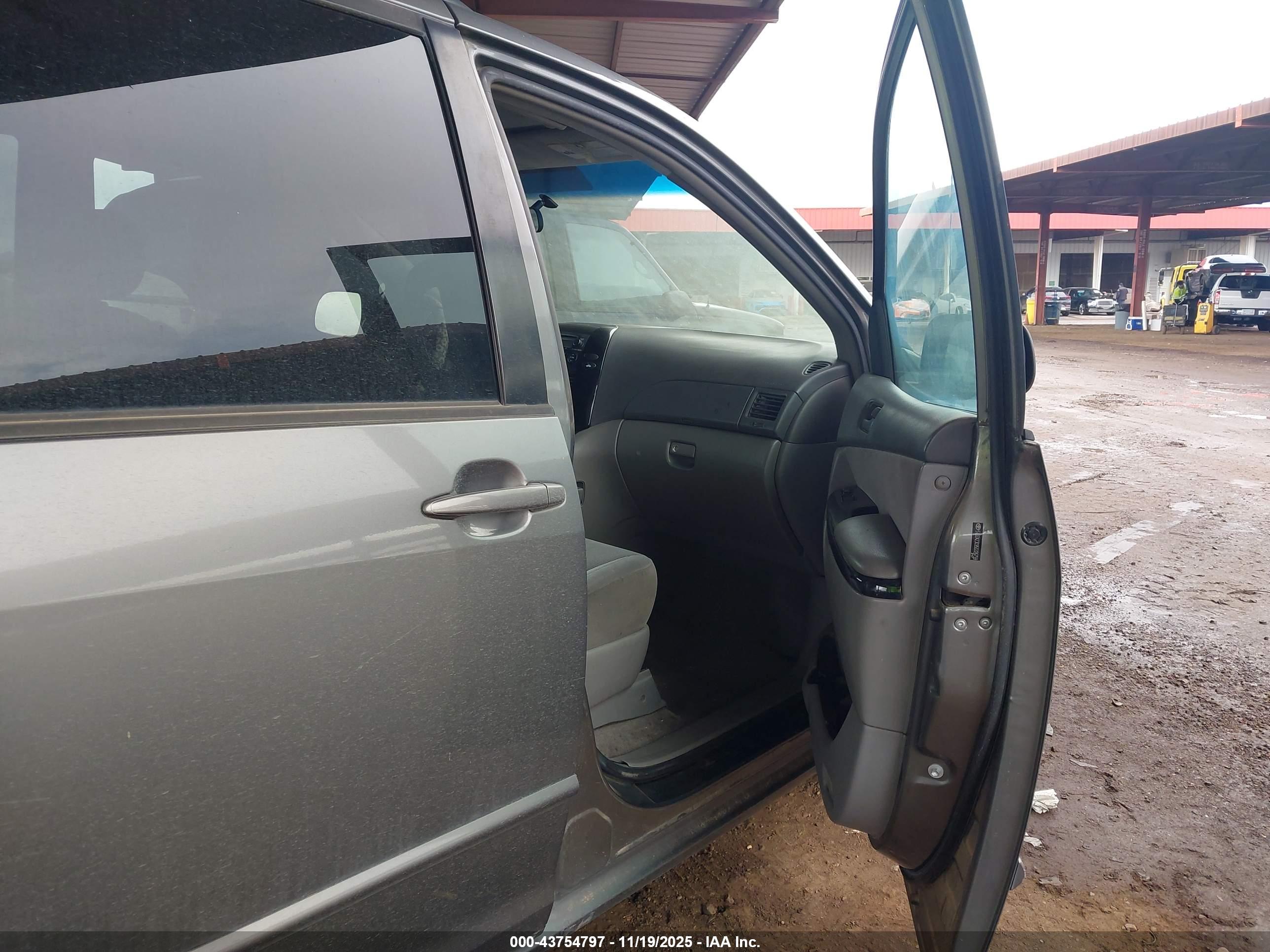 TOYOTA SIENNA image 5