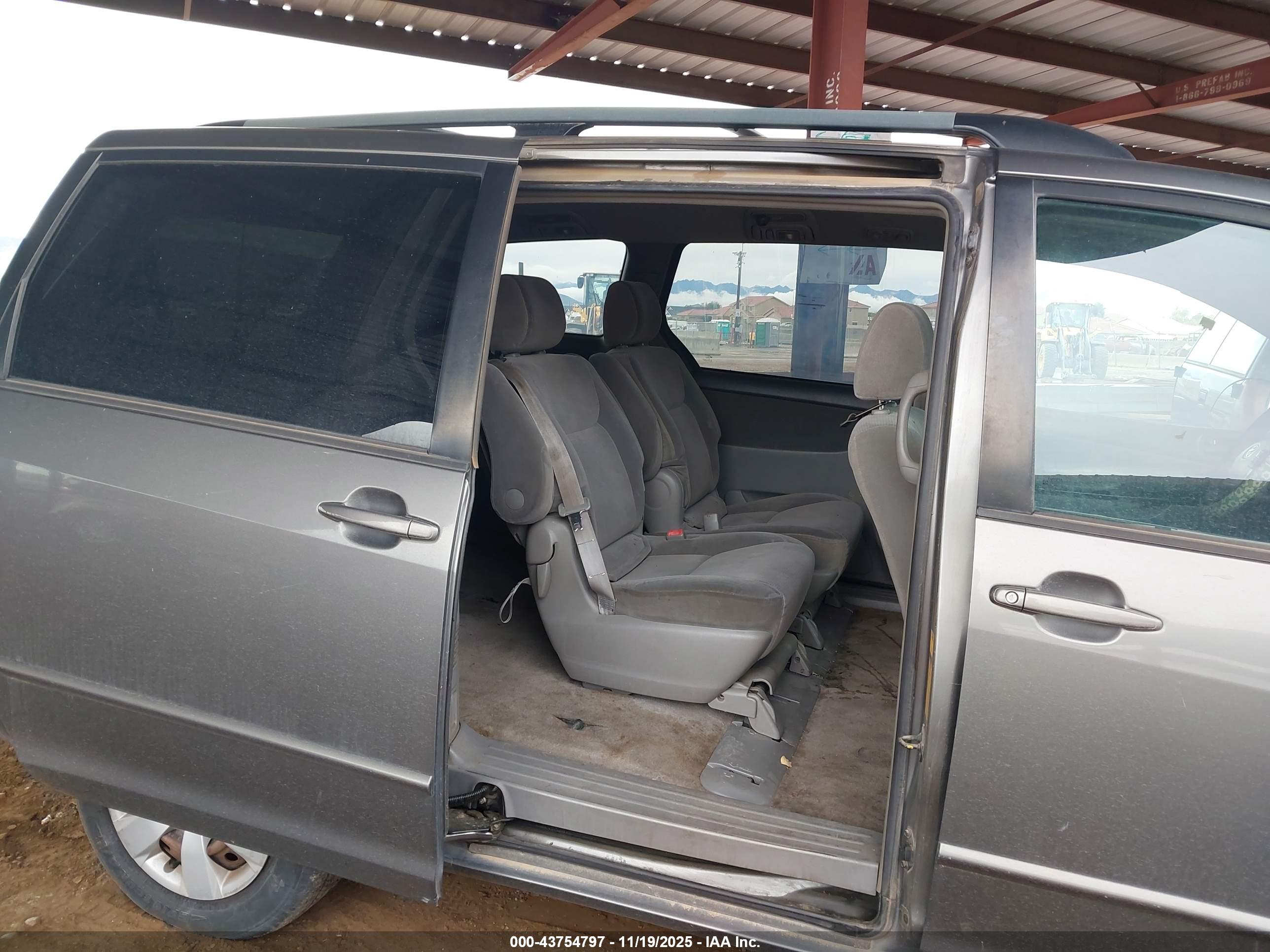 TOYOTA SIENNA image 8