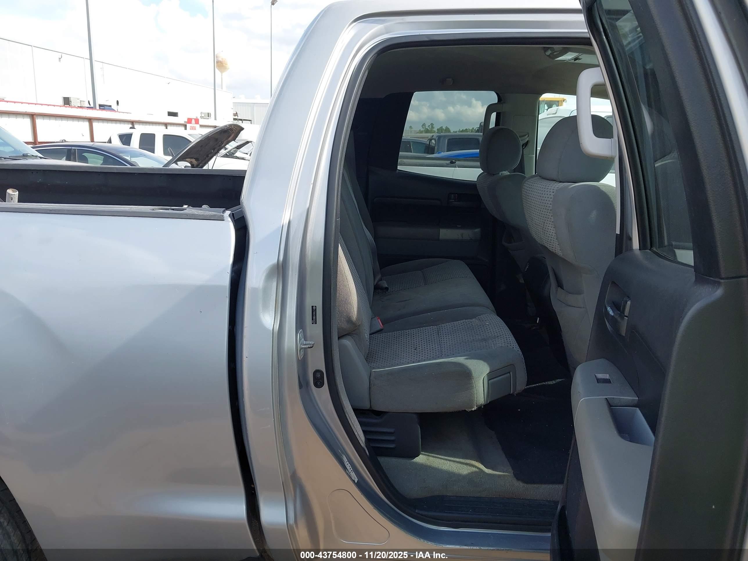 TOYOTA TUNDRA image 8