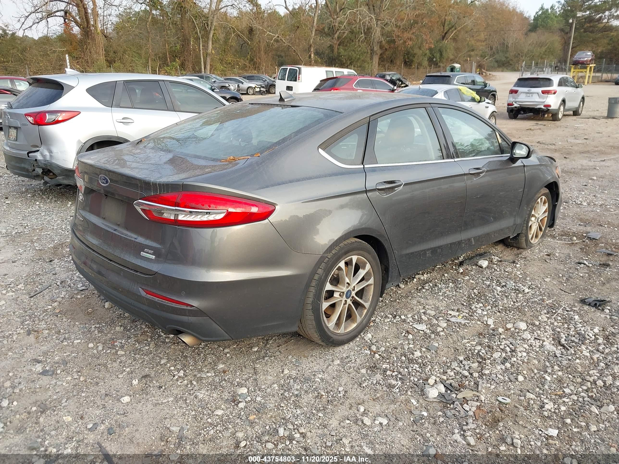 FORD FUSION image 4