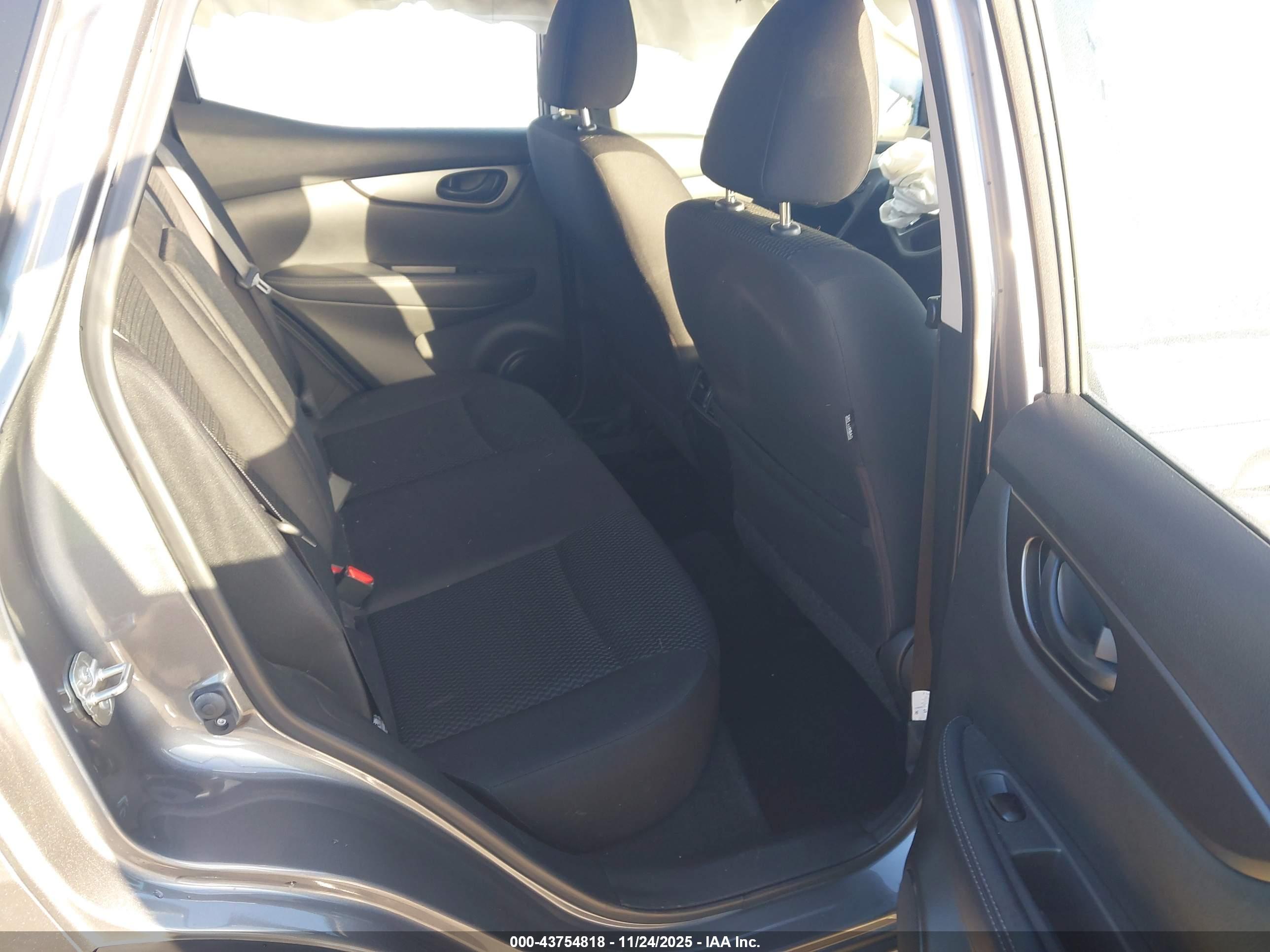 NISSAN ROGUE image 8