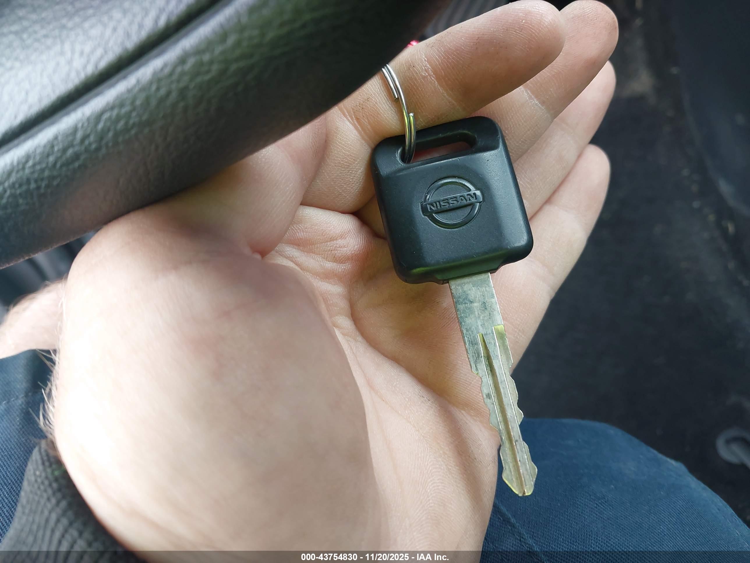 NISSAN VERSA image 11