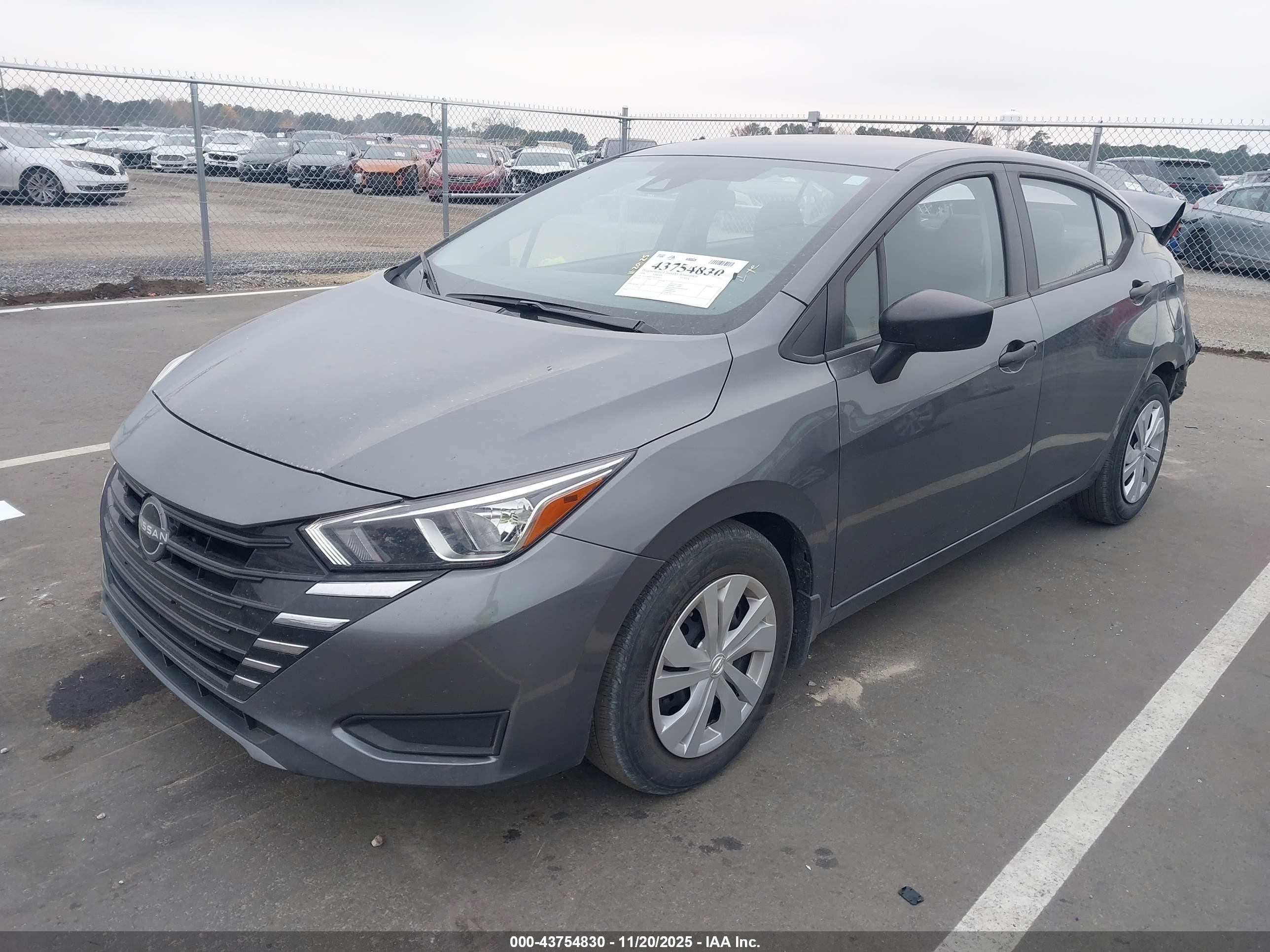 NISSAN VERSA image 2