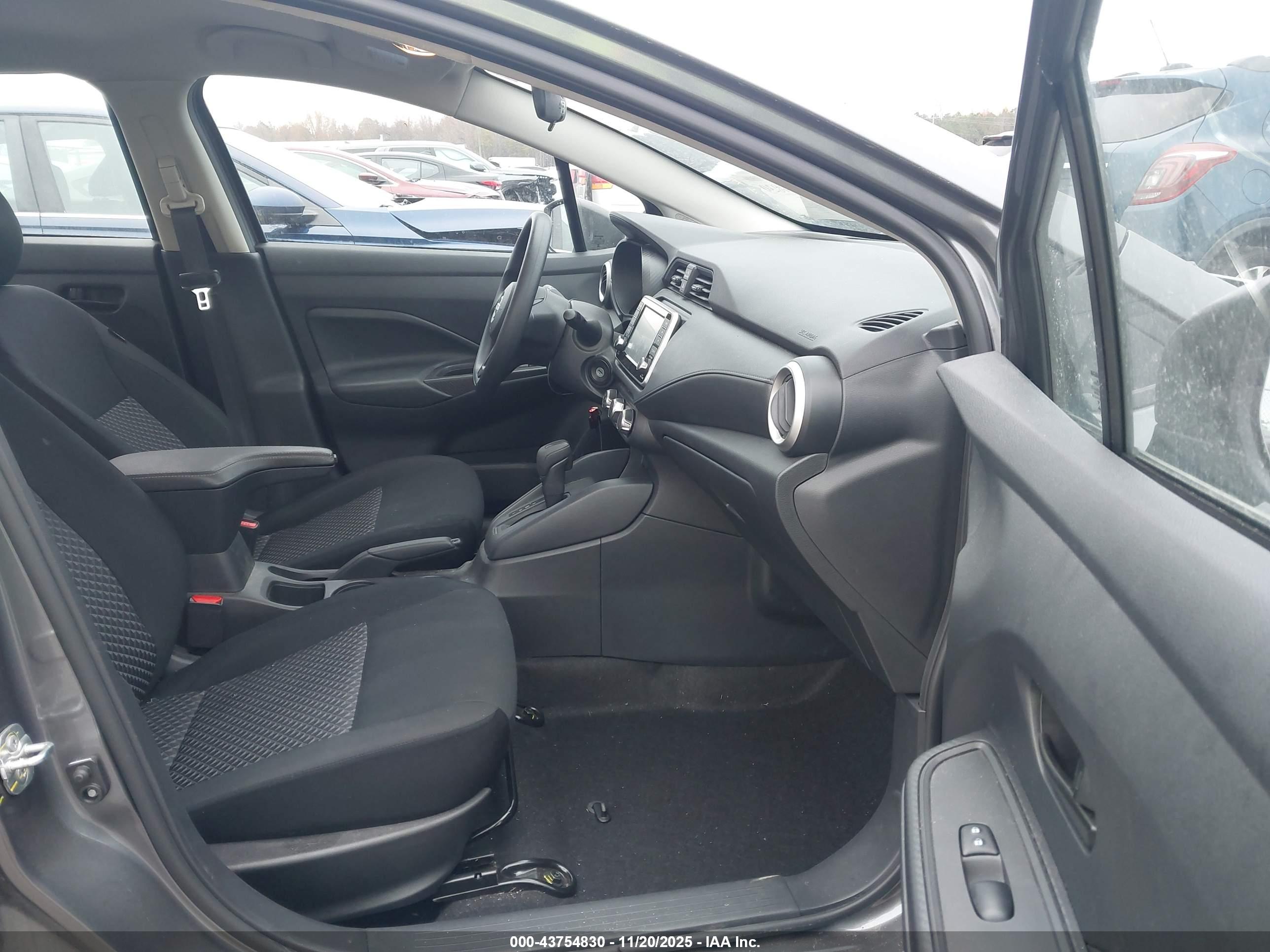 NISSAN VERSA image 5