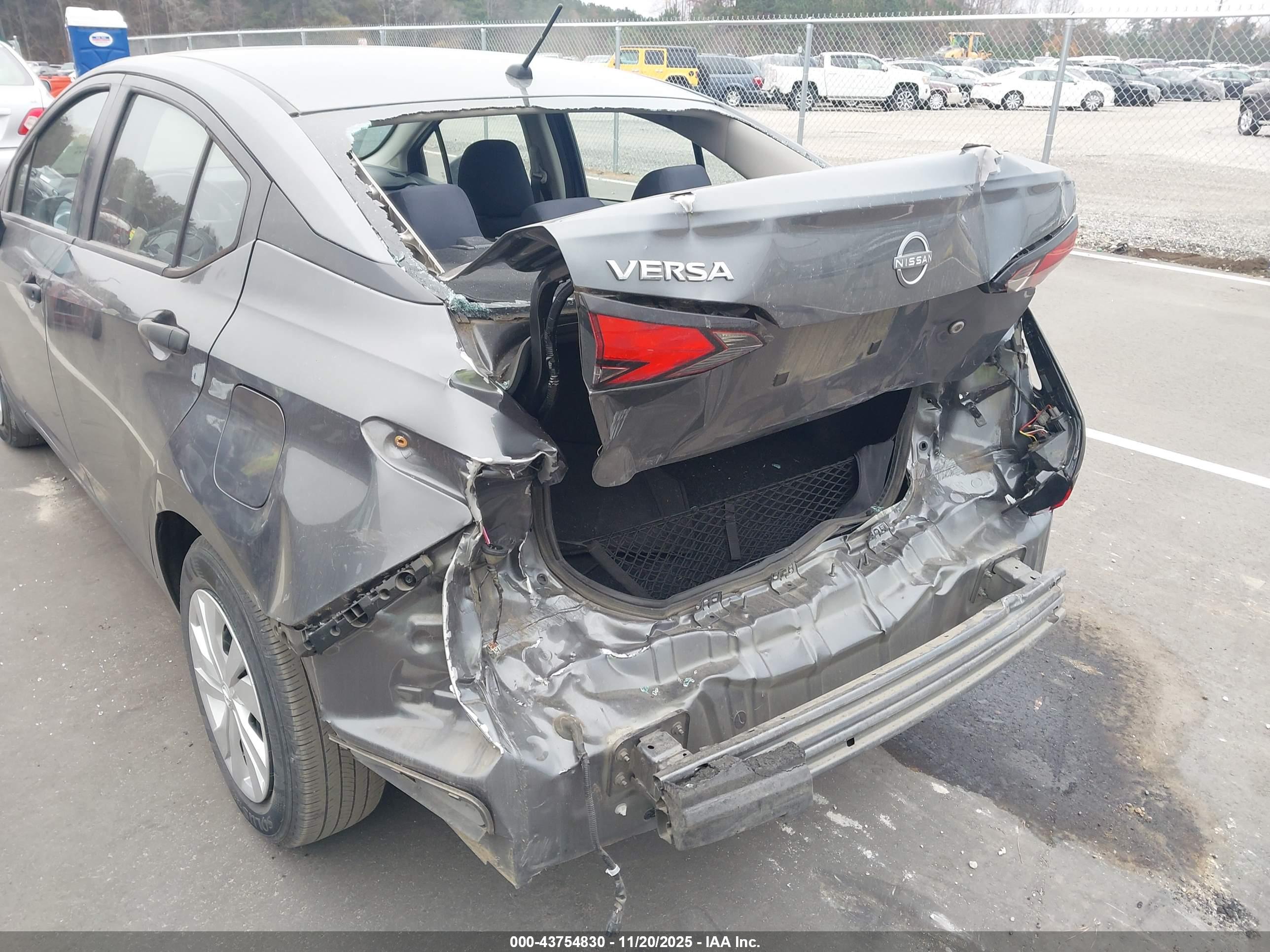 NISSAN VERSA image 6