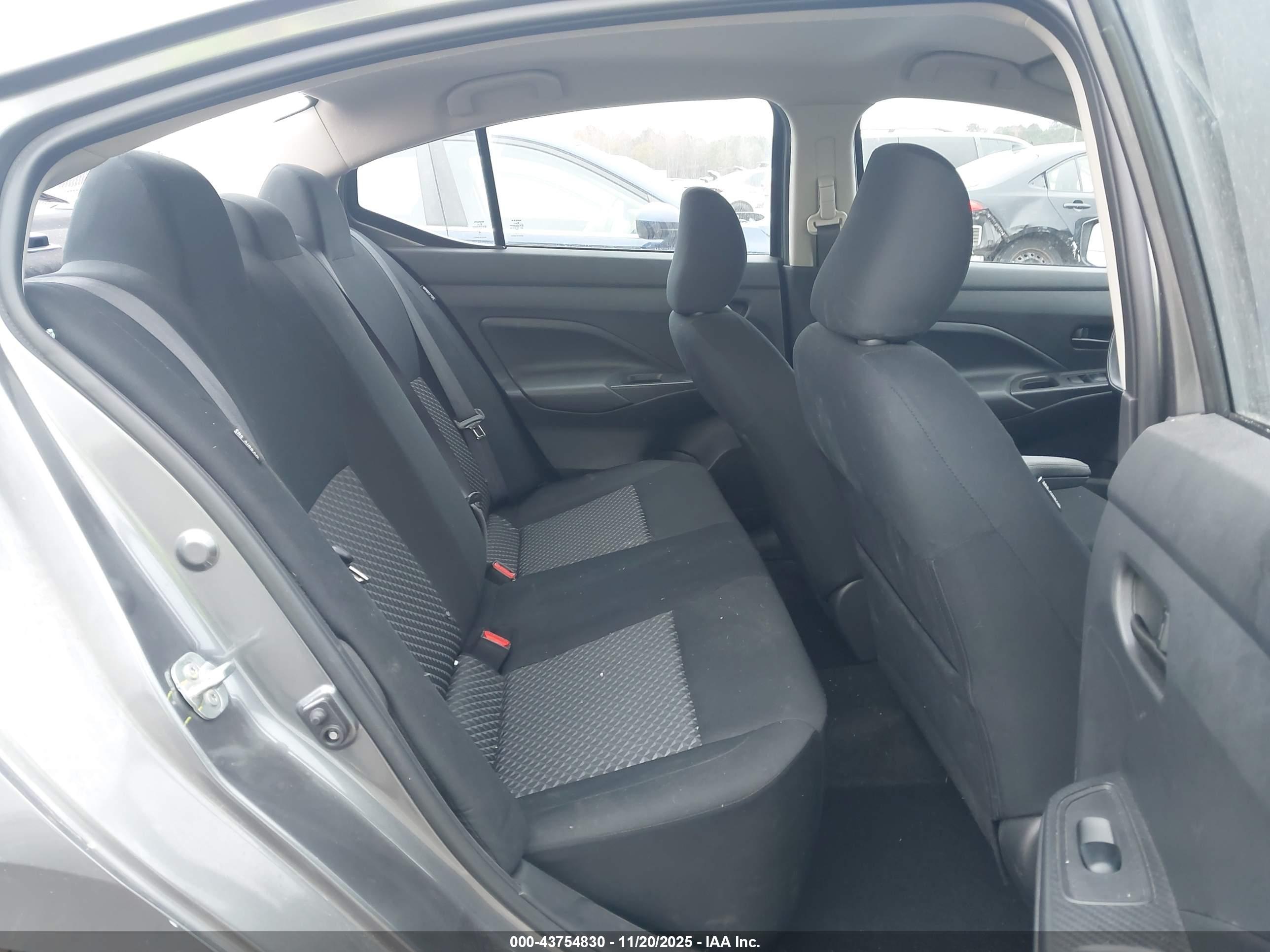 NISSAN VERSA image 8