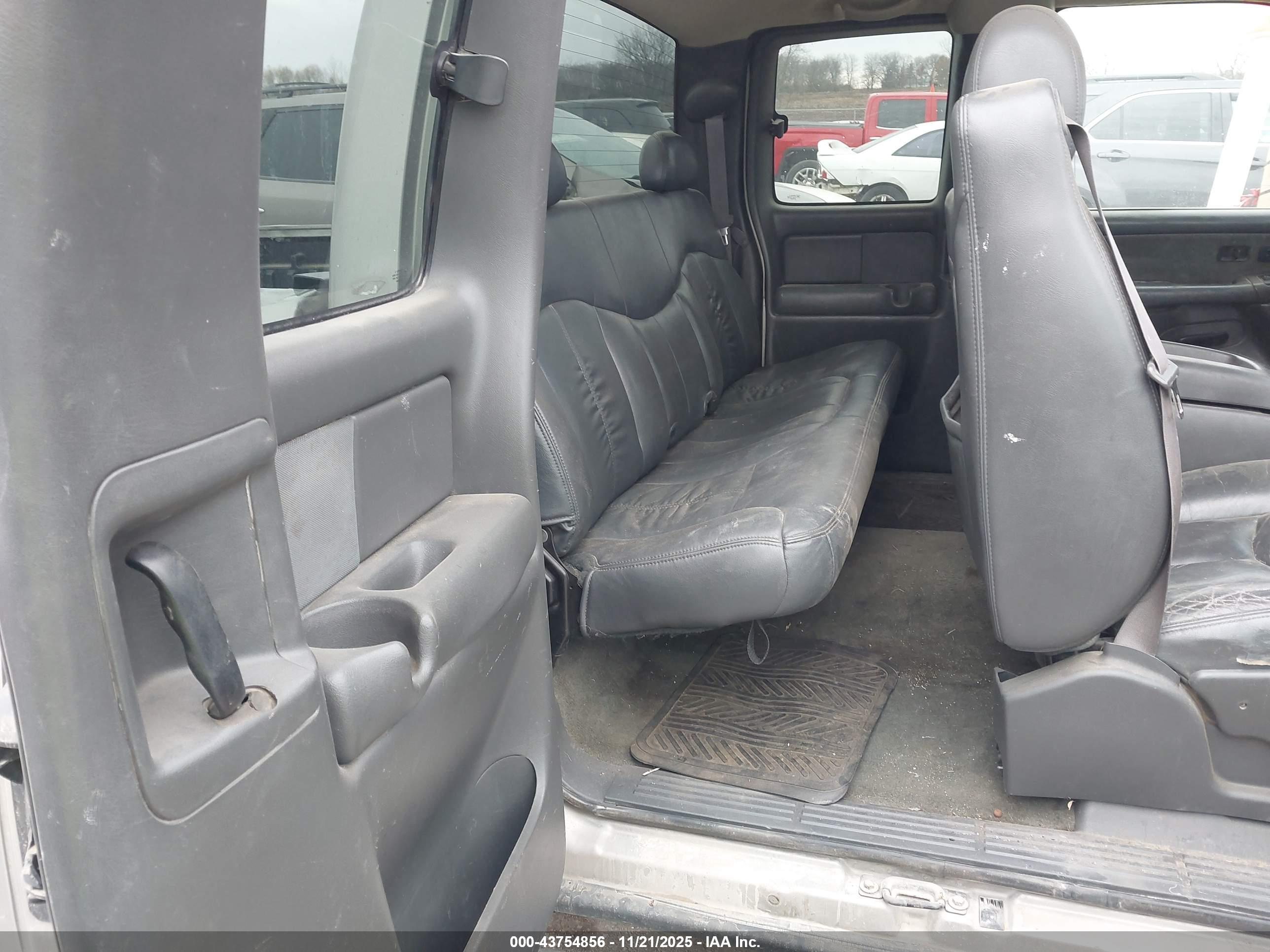 CHEVROLET SILVERADO image 8