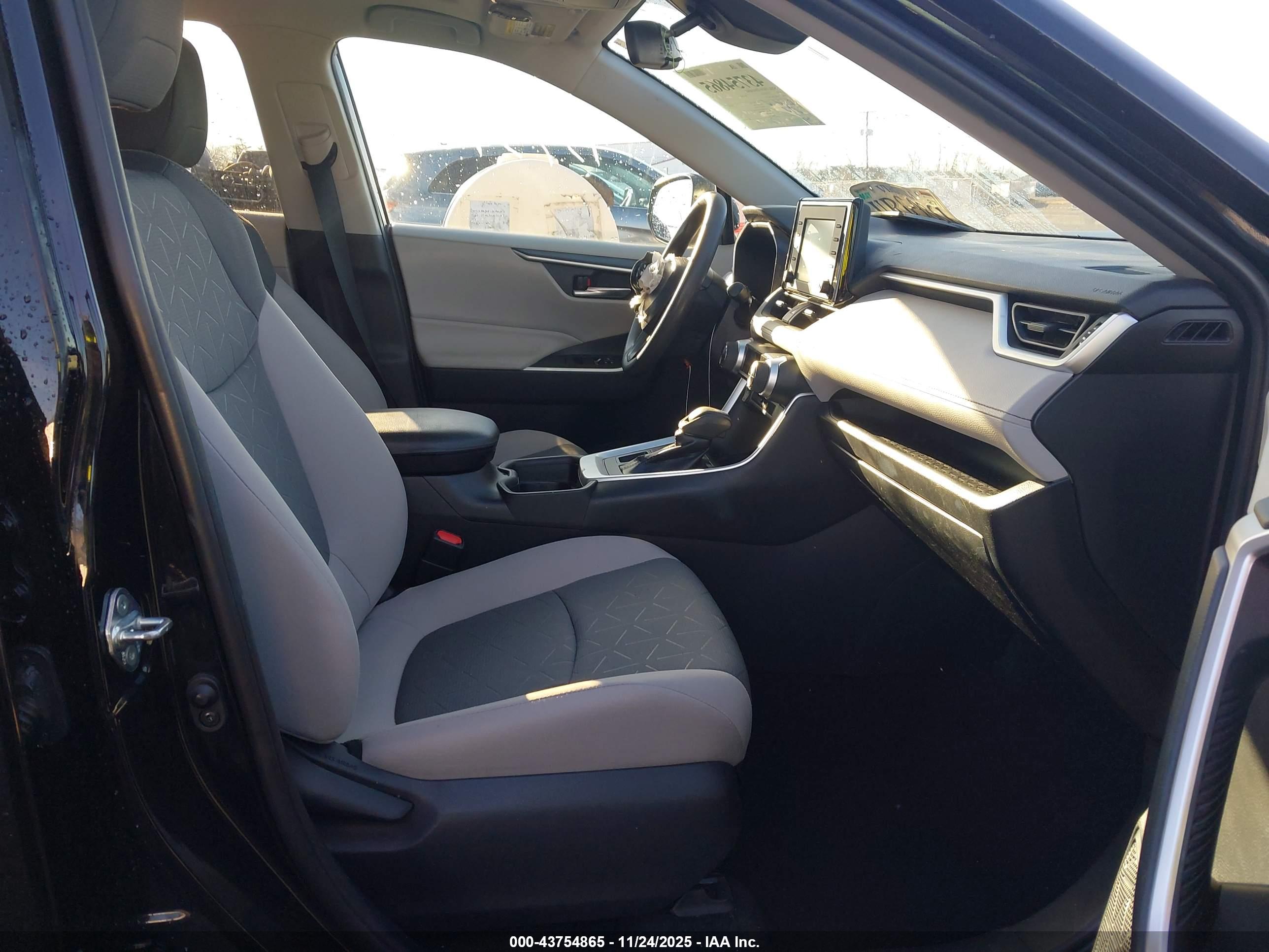 TOYOTA RAV4 image 5