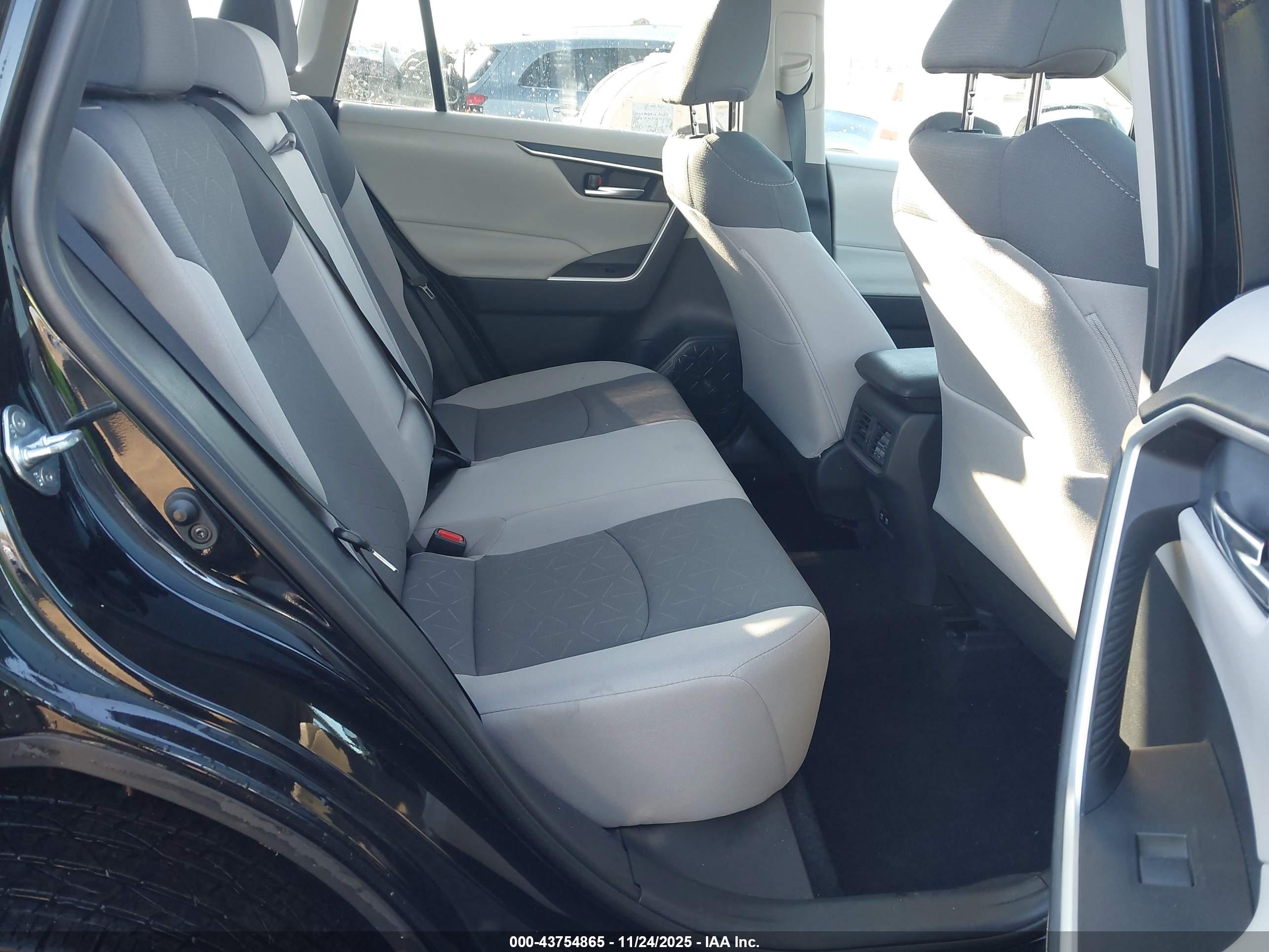 TOYOTA RAV4 image 8