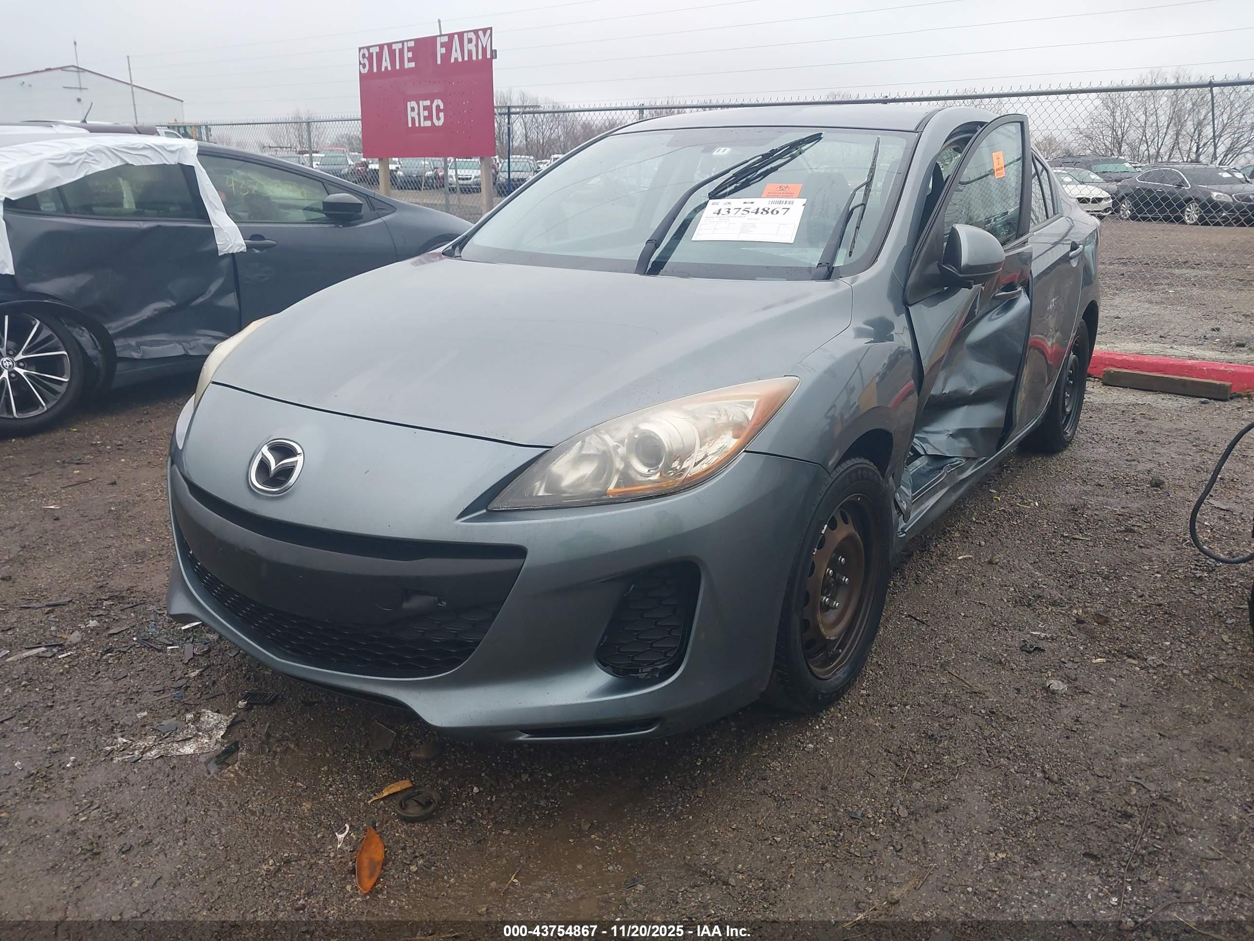 MAZDA MAZDA3 image 2