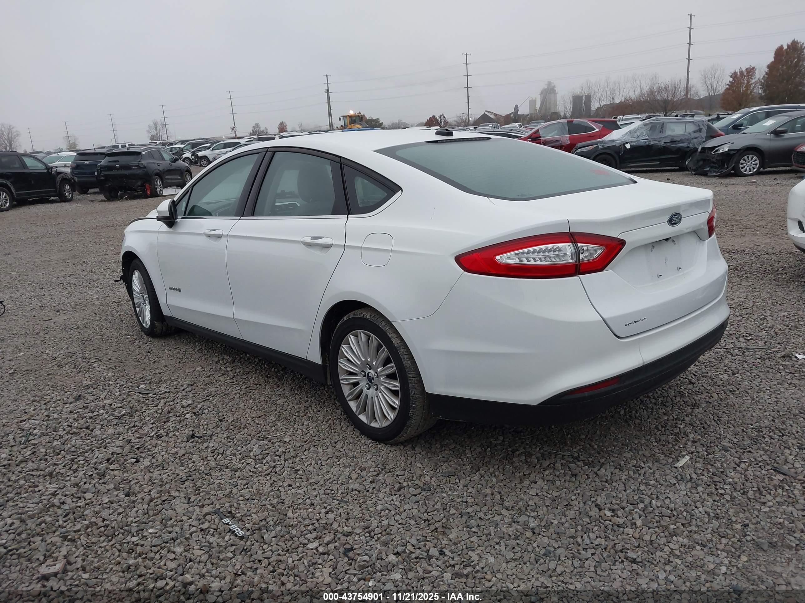 FORD FUSION image 3