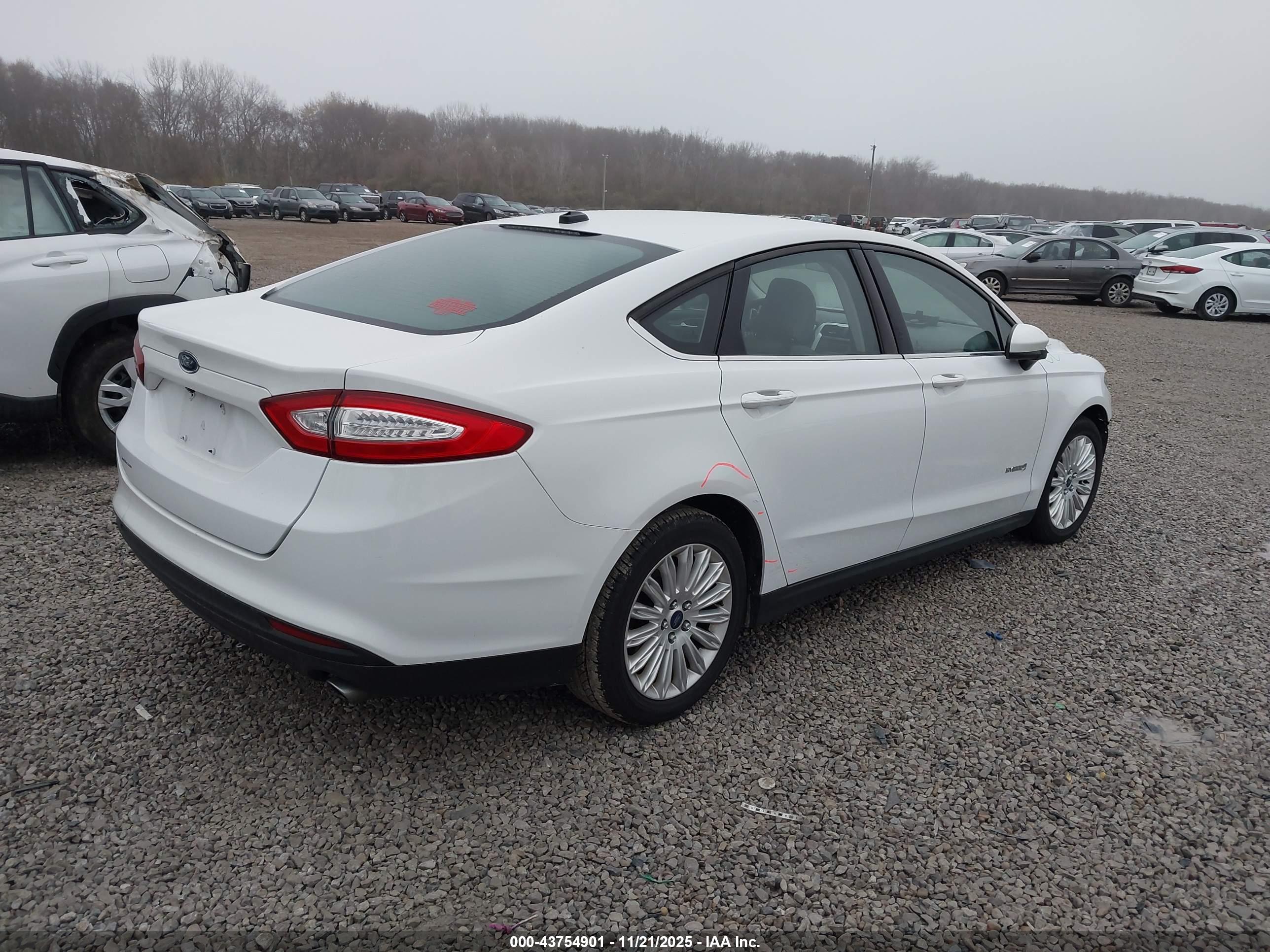 FORD FUSION image 4