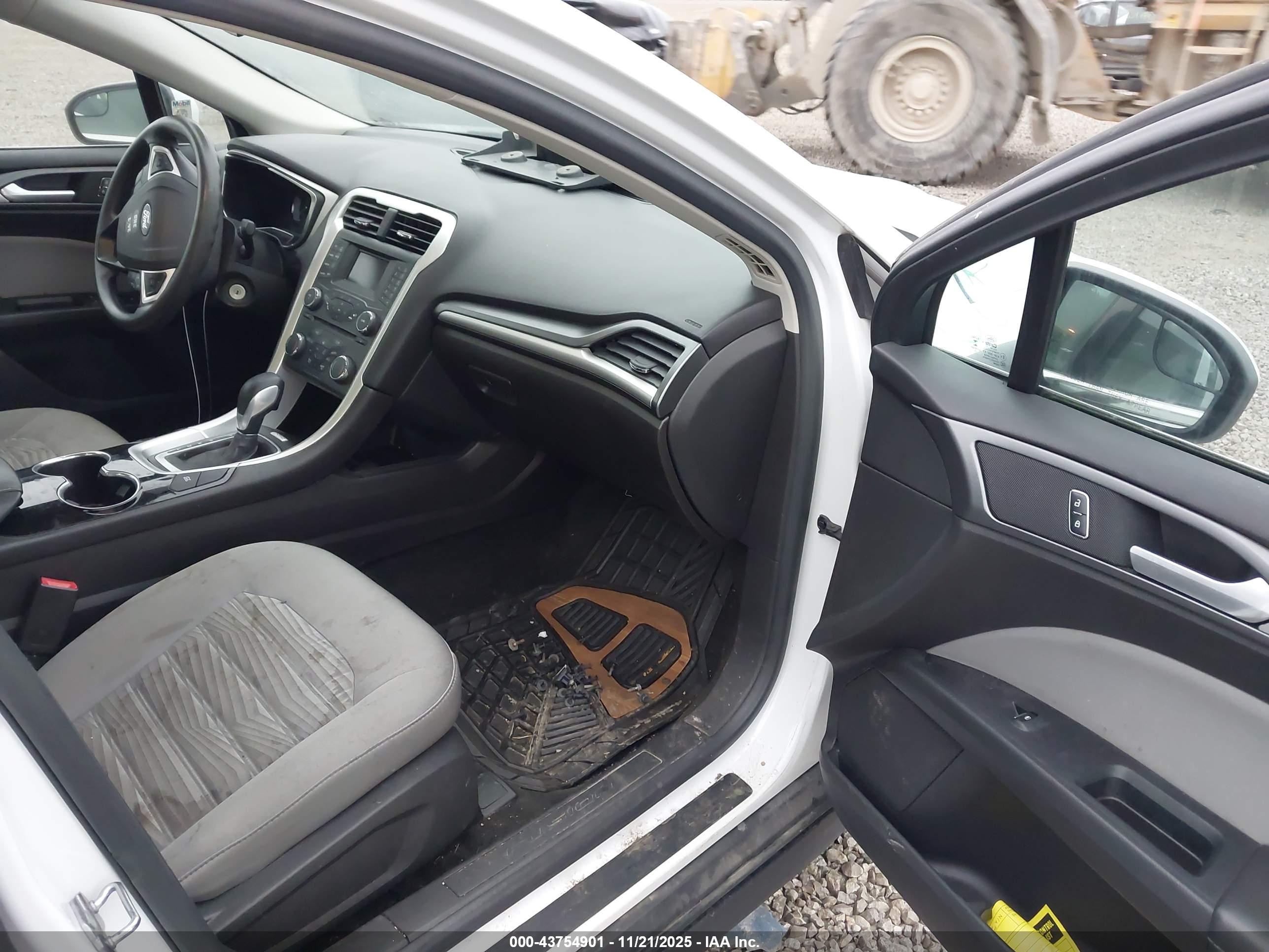 FORD FUSION image 5