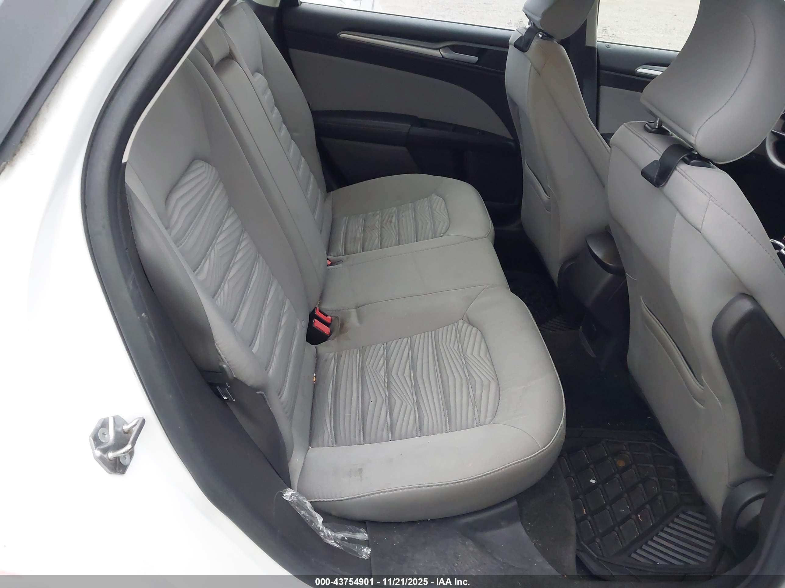 FORD FUSION image 8