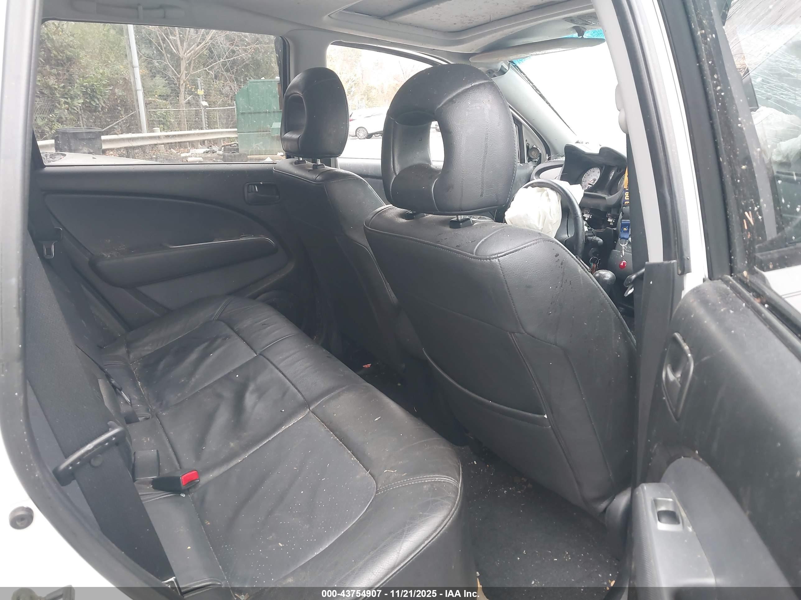 MITSUBISHI OUTLANDER image 8