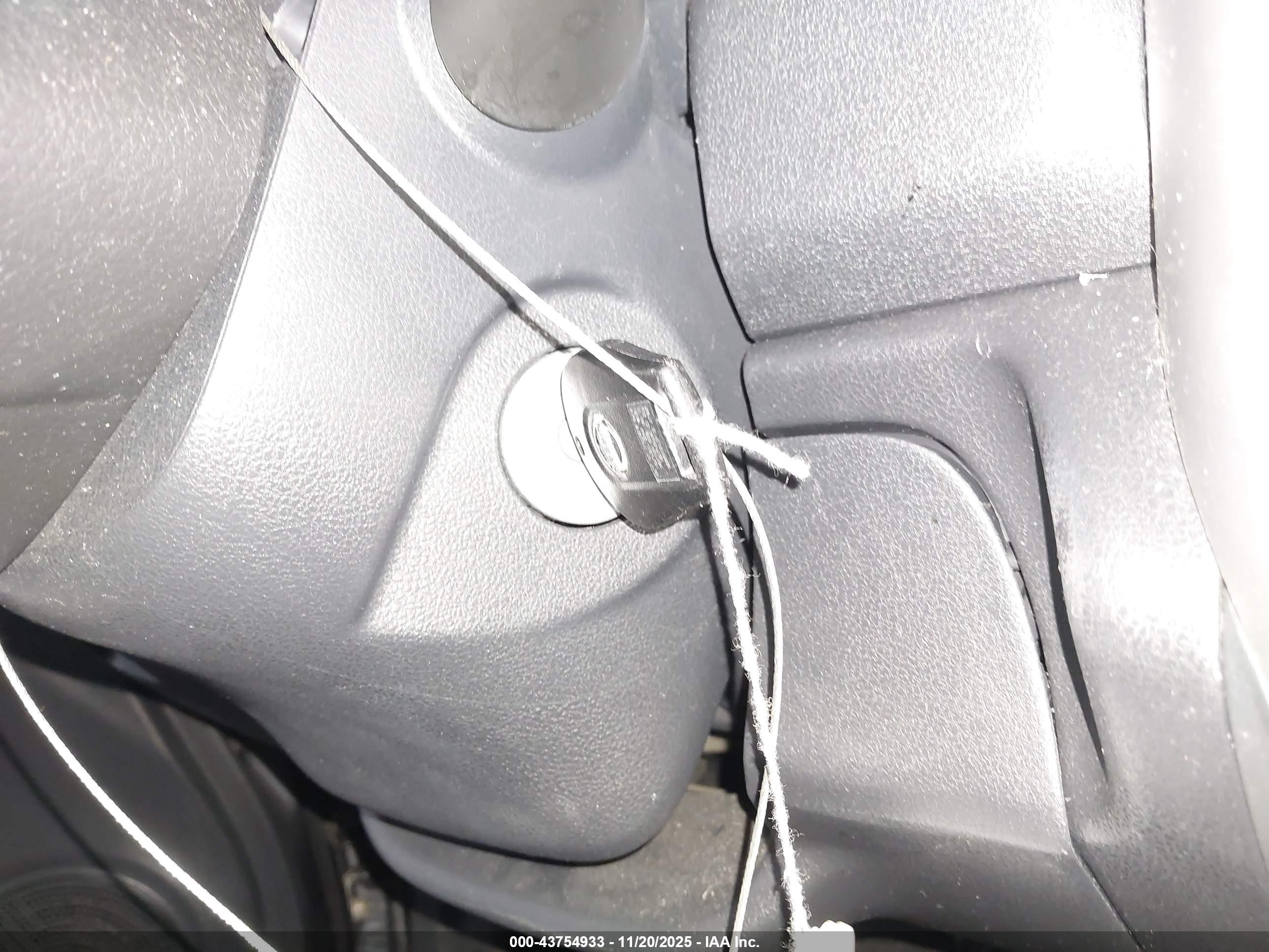 NISSAN VERSA image 11