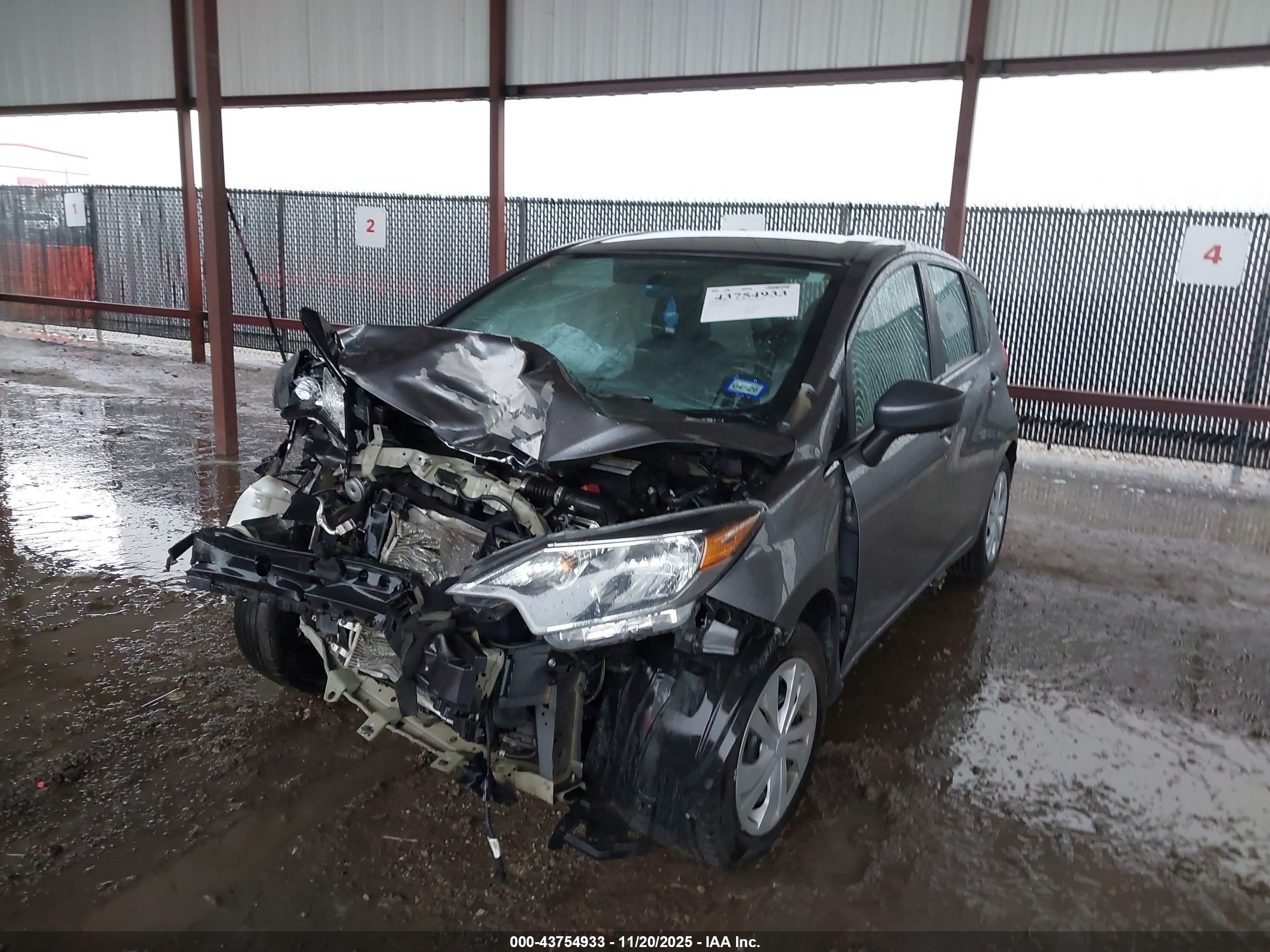 NISSAN VERSA image 2