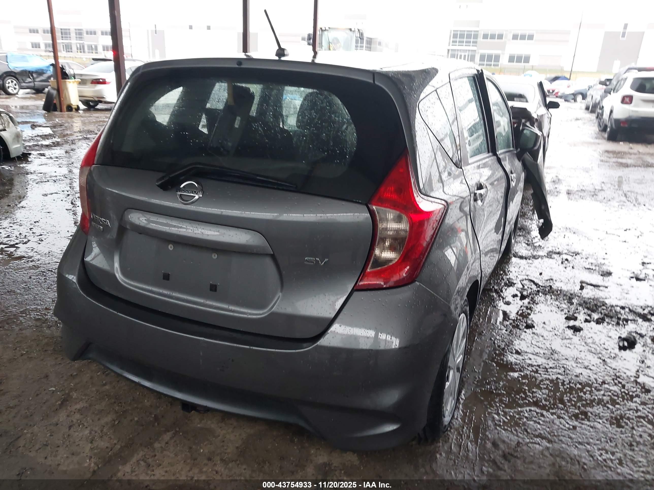 NISSAN VERSA image 4