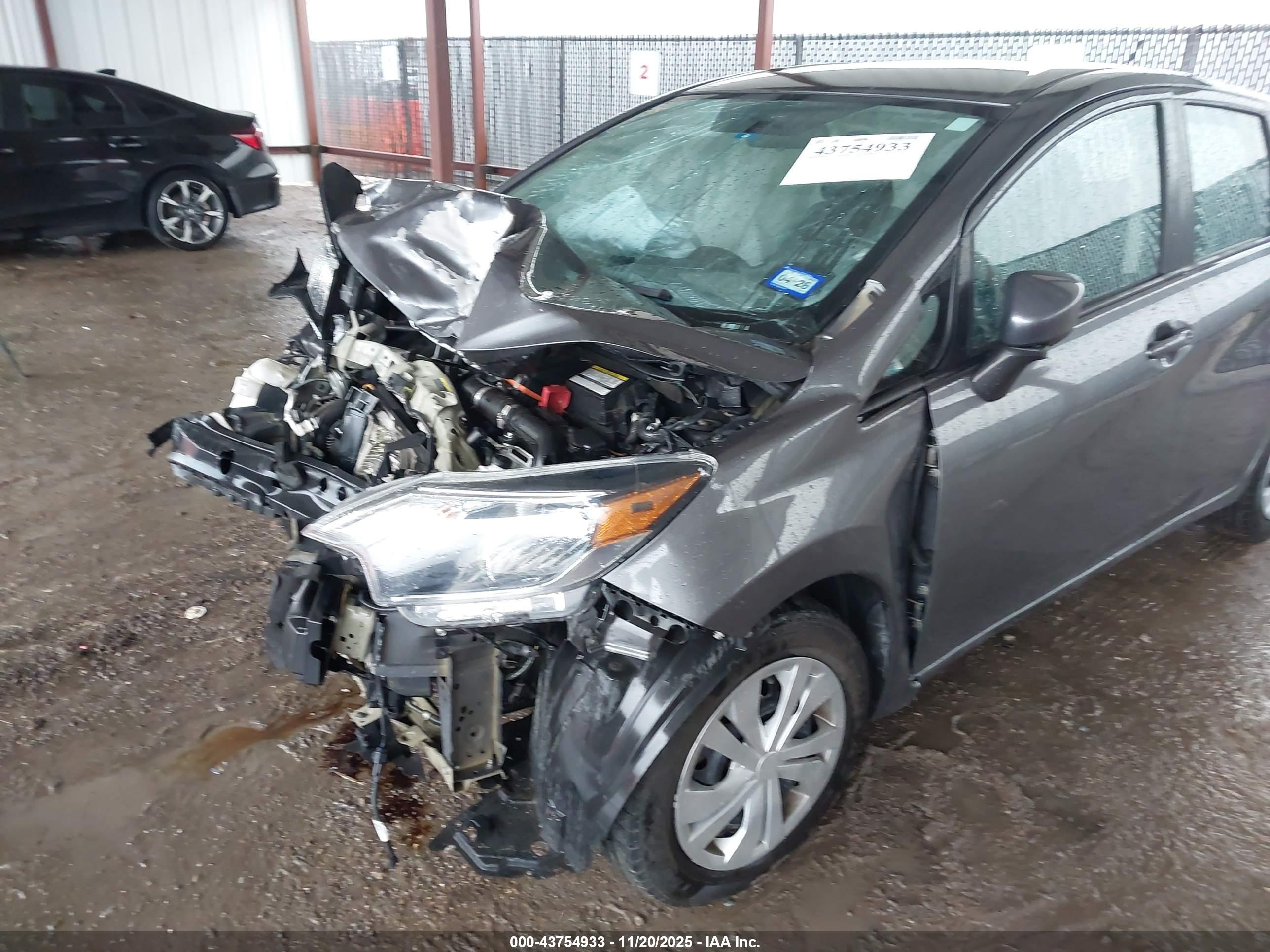 NISSAN VERSA image 6