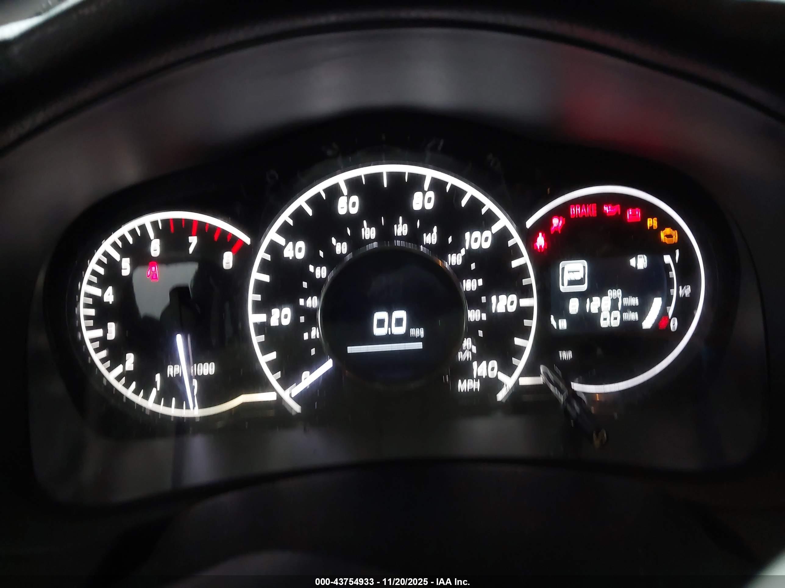 NISSAN VERSA image 7