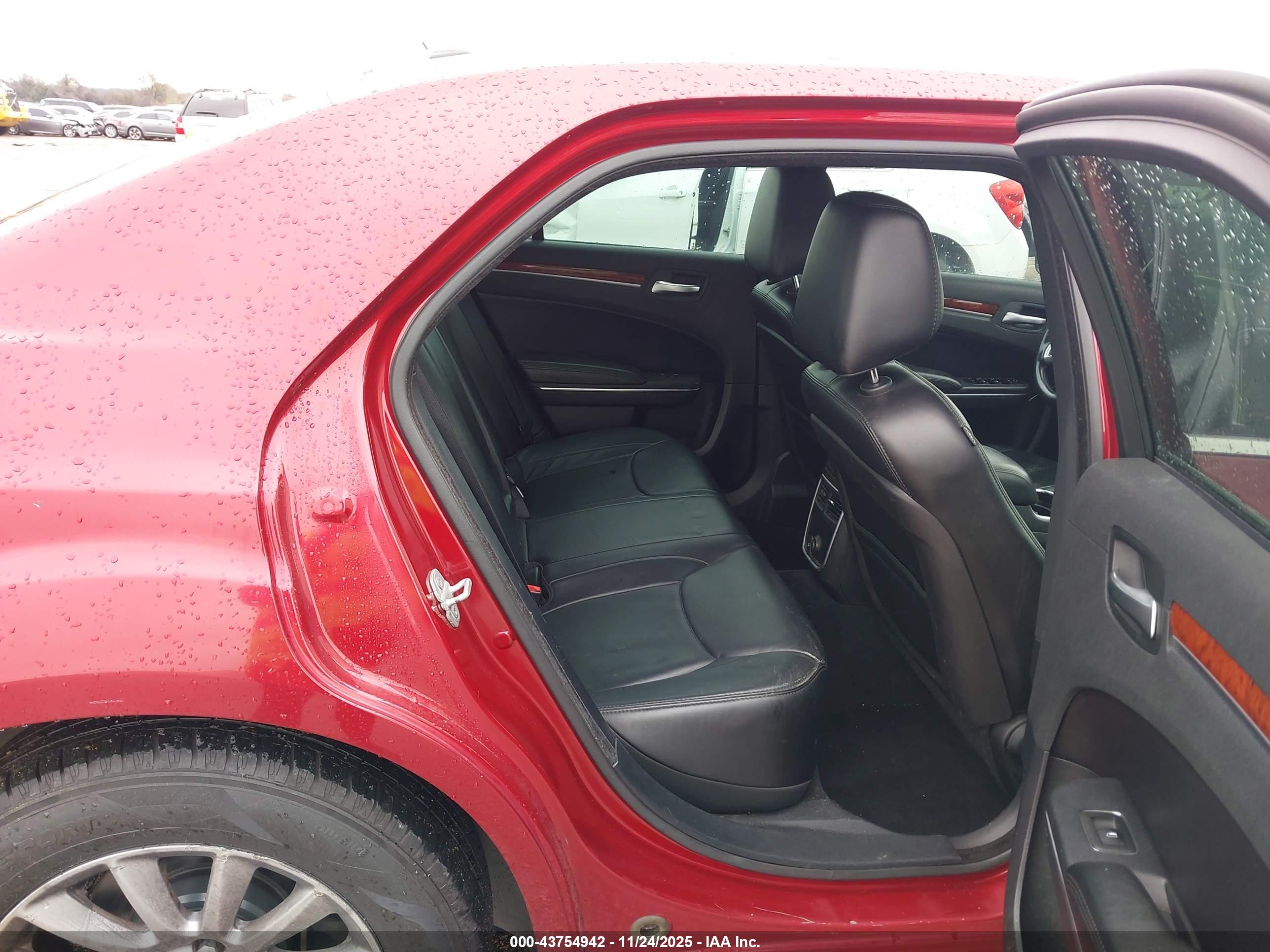 CHRYSLER 300 image 8