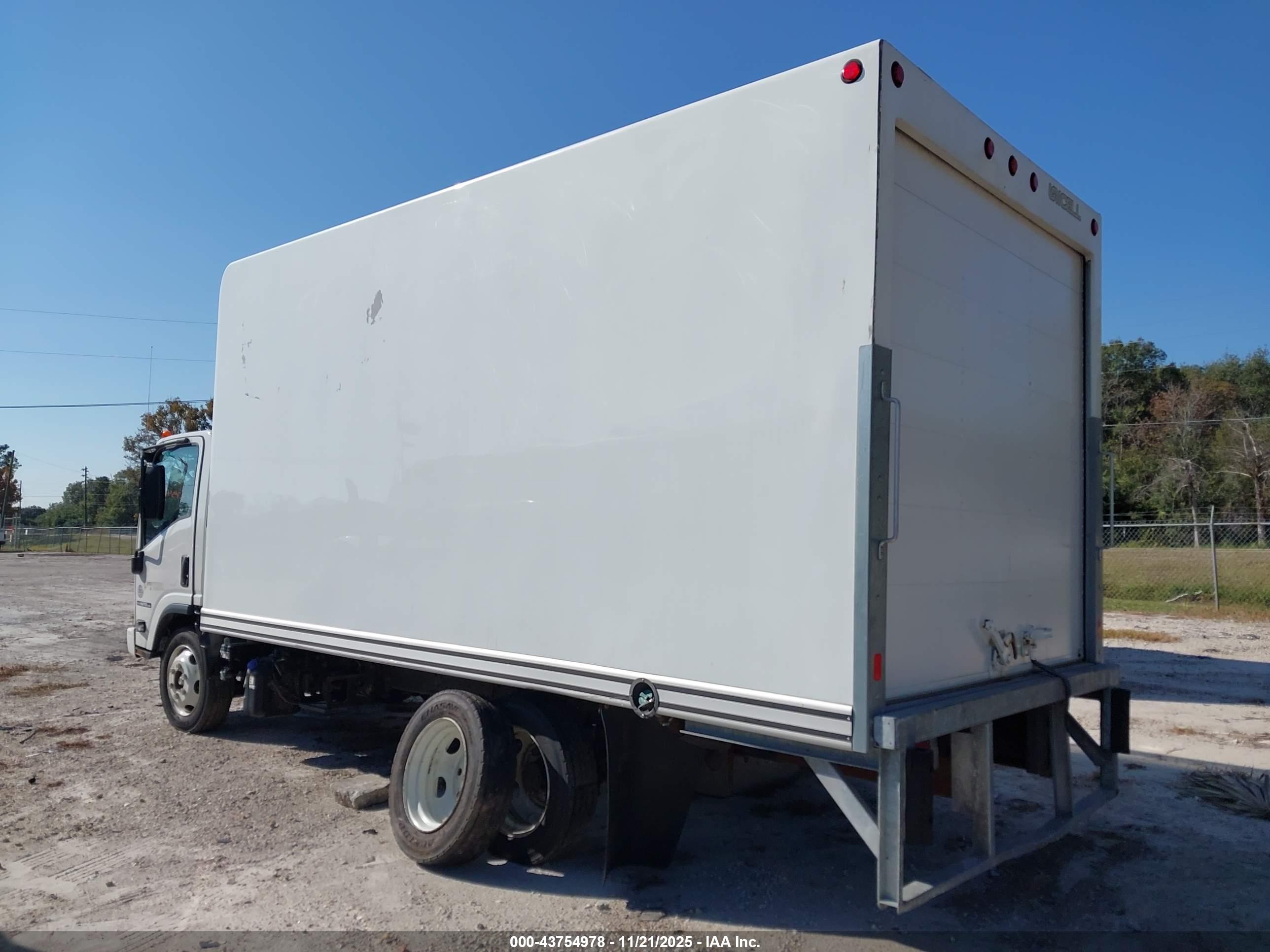 ISUZU NPR image 3