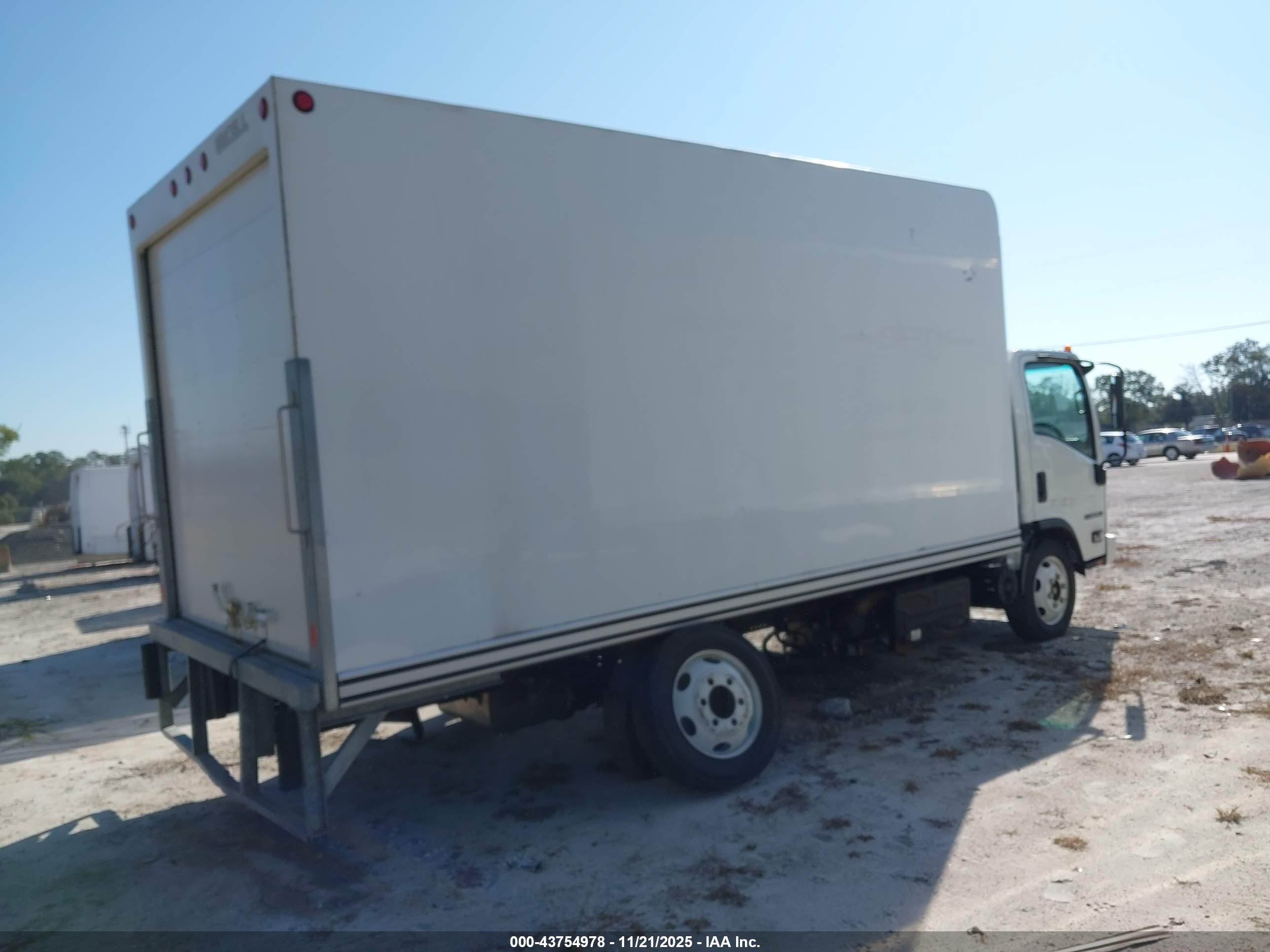 ISUZU NPR image 4