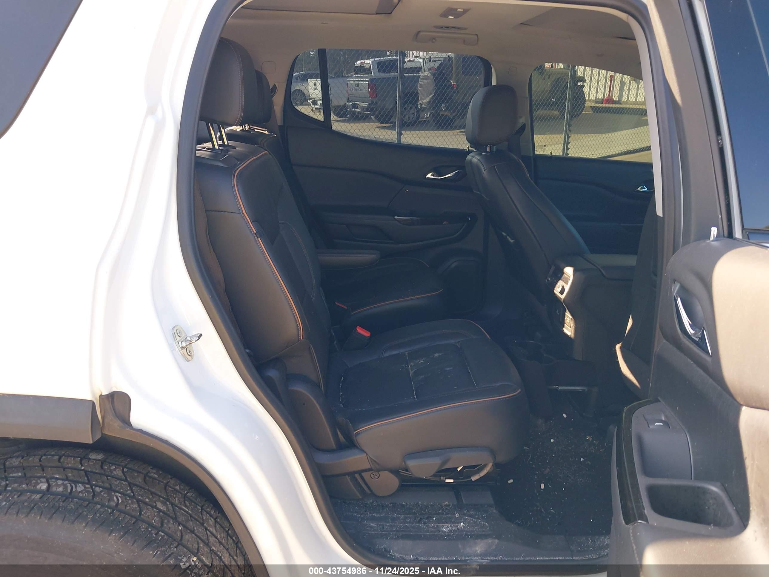 GMC ACADIA image 8