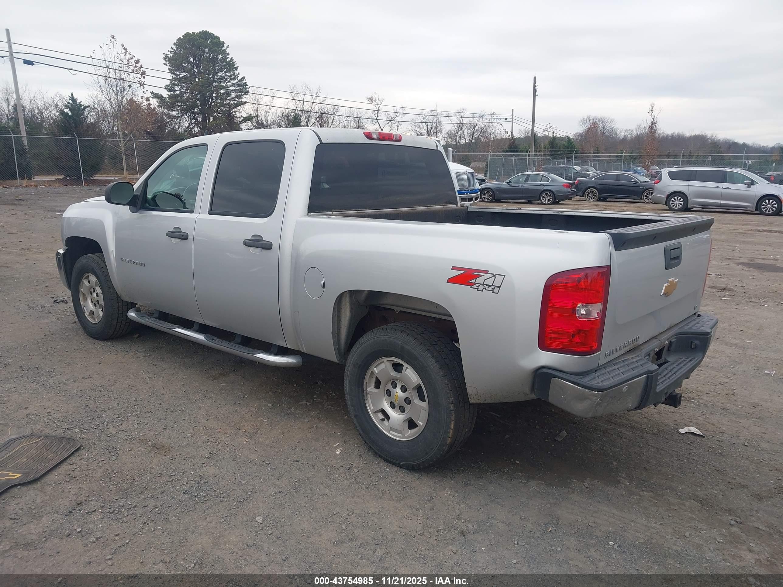 CHEVROLET SILVERADO image 3