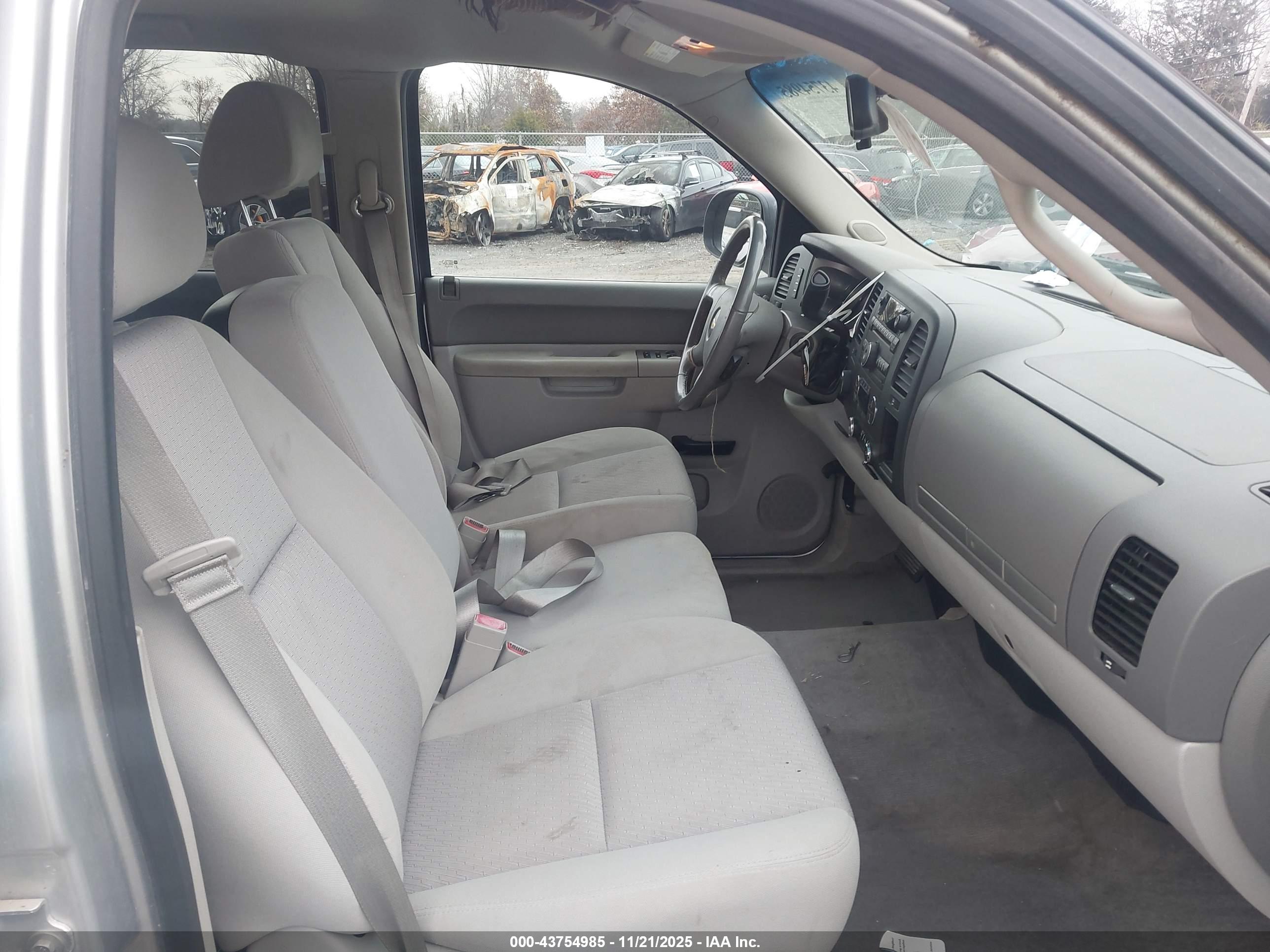 CHEVROLET SILVERADO image 5