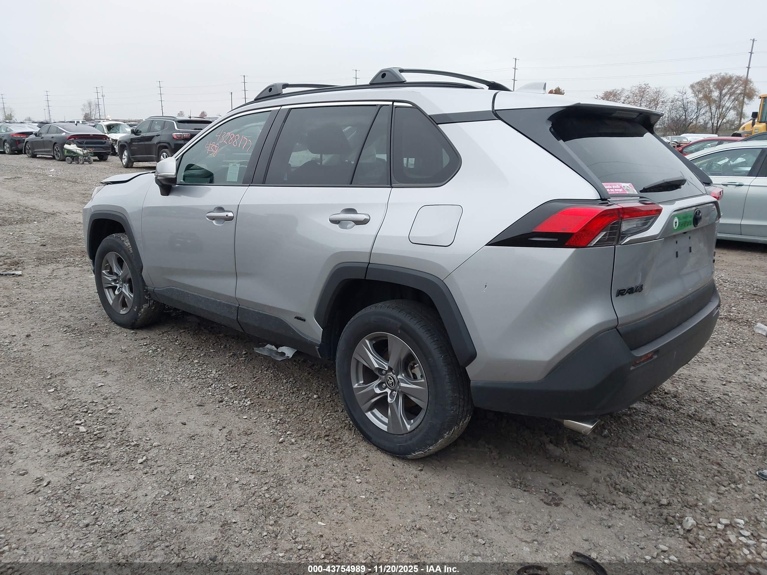 TOYOTA RAV4 image 3