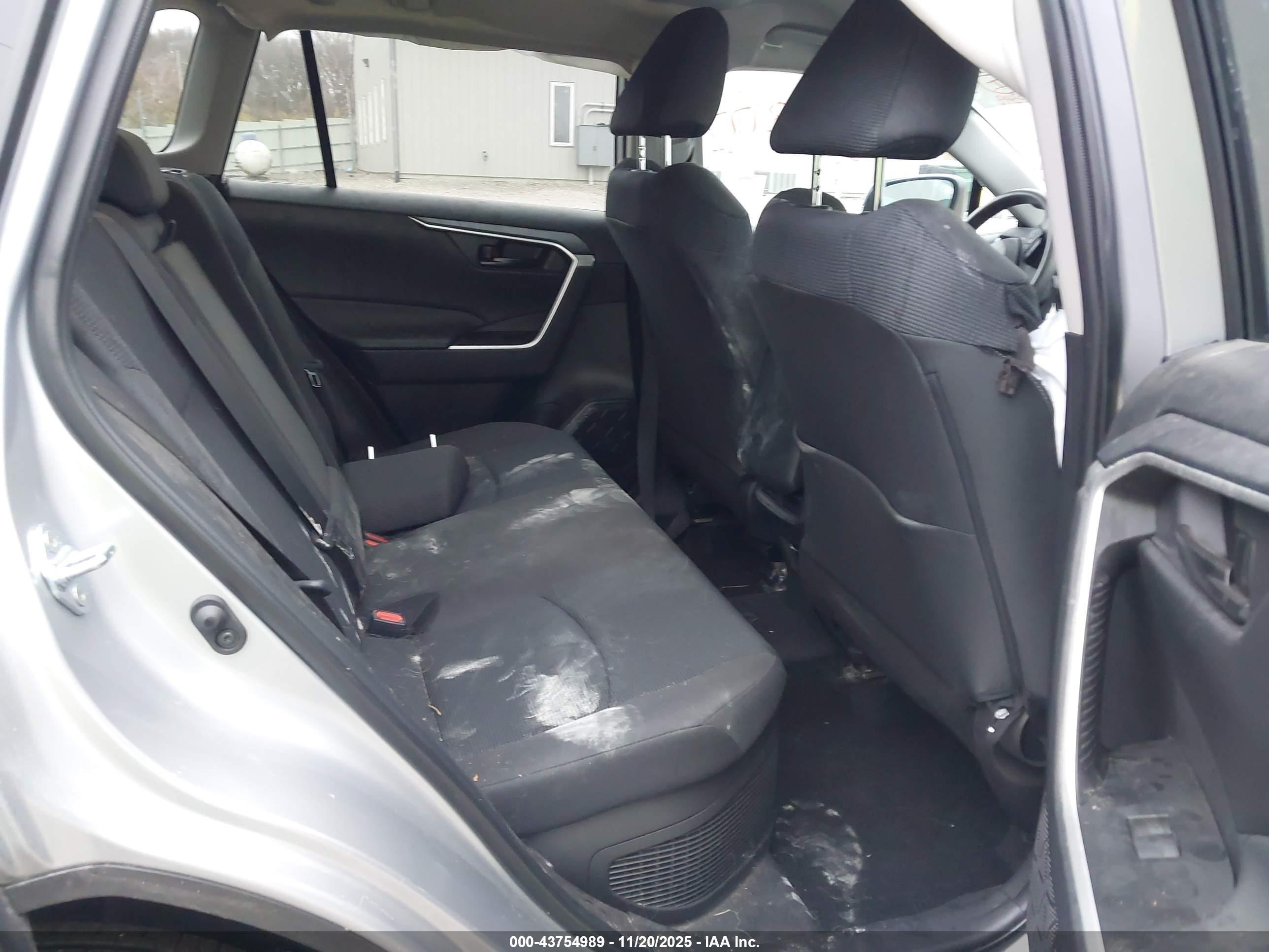 TOYOTA RAV4 image 8
