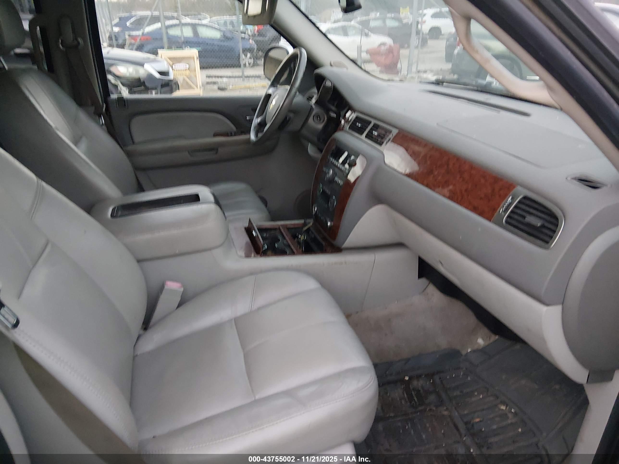 CHEVROLET TAHOE image 5