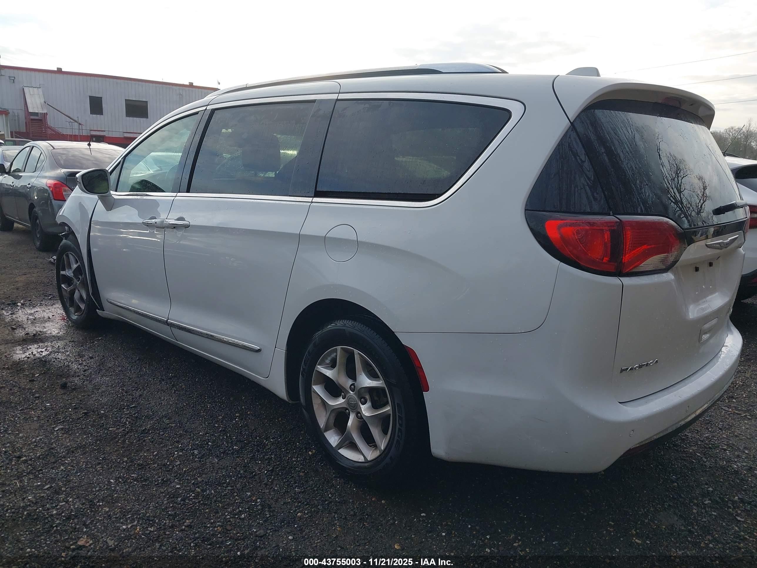 CHRYSLER PACIFICA image 3