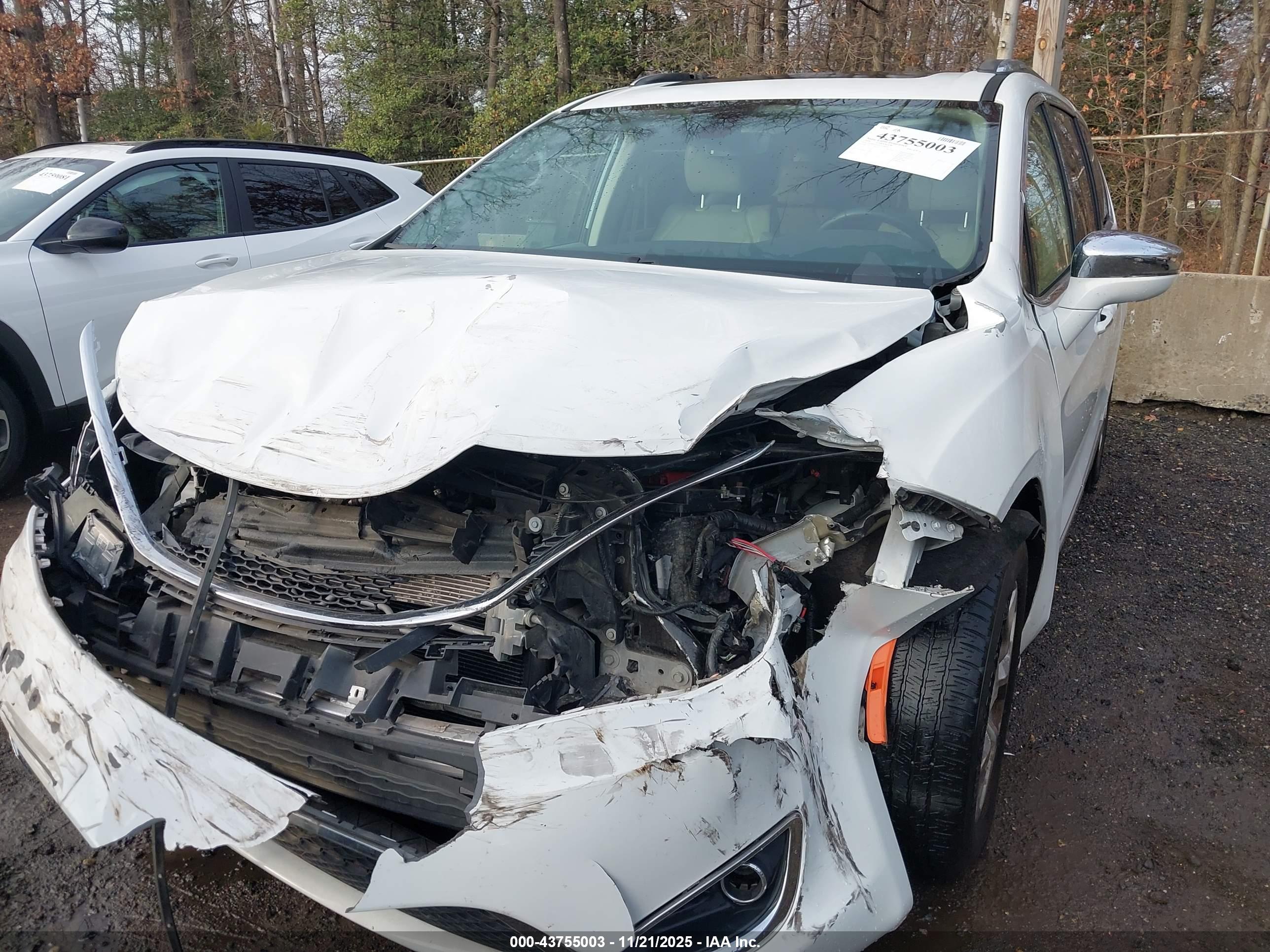 CHRYSLER PACIFICA image 6