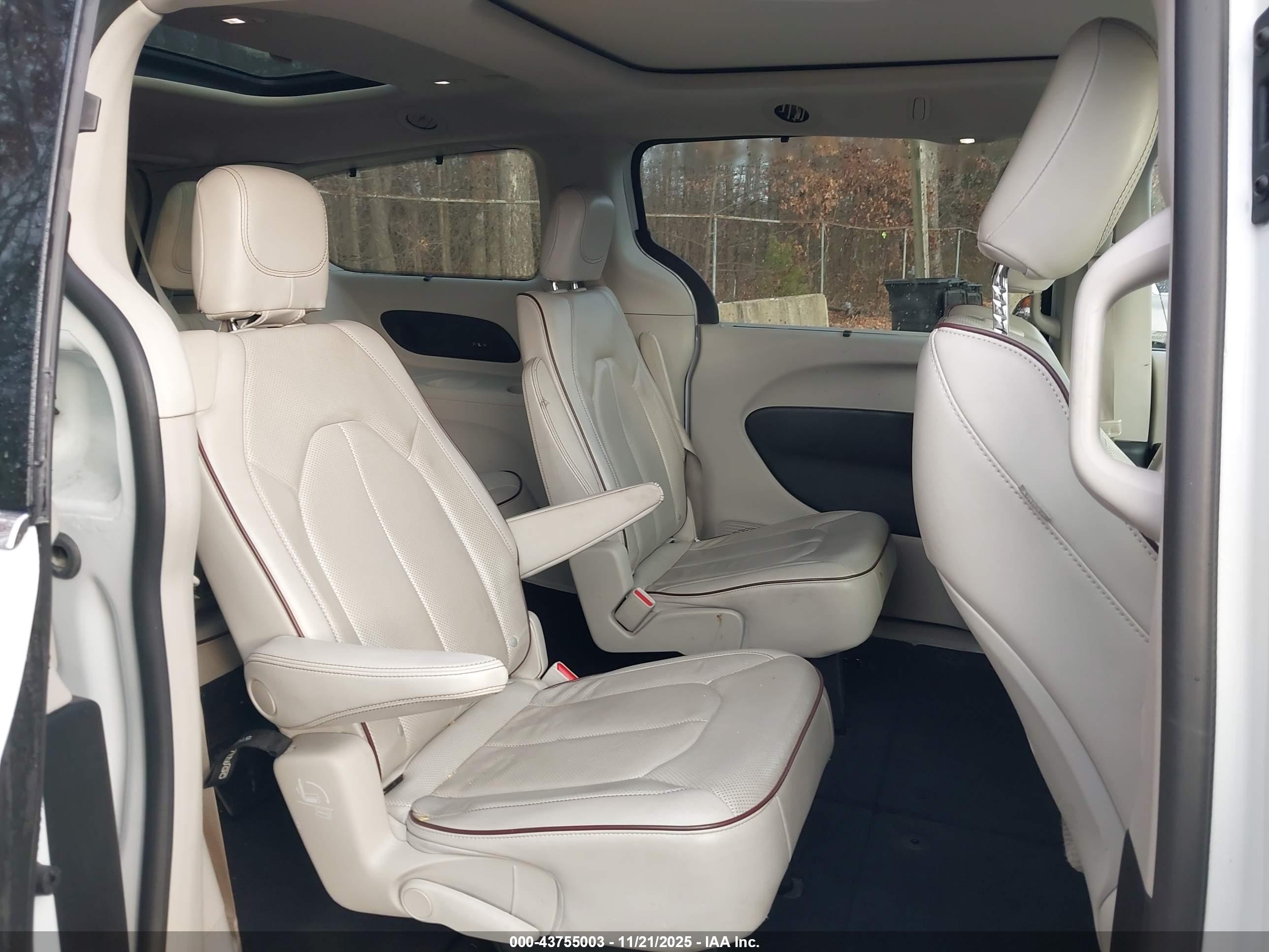 CHRYSLER PACIFICA image 8